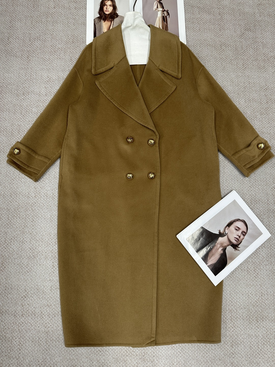 NO:945020,L* Autumn and winter suit collar four gold buttons double-sided cashmere coat. The suit gun lapel design improves the overall temperament. The loose version is clean and neat, and the tailoring is good for tolerance. Ingredients: 10 cashmere 90 wool. Size SML. Color midnight blue white. Camel, Louis Vuitton-clothing, louis vuitton, business suit,19860909L*秋冬西装领四粒金扣双面羊绒大衣 西装枪驳领设计整体气质提升 宽松版型干净利落剪裁包容性好 成分:10羊绒90羊毛 尺码SML 颜色午夜蓝 白色 驼色,路易威登-服装,louis vuitton,business suit,,Women's clothing