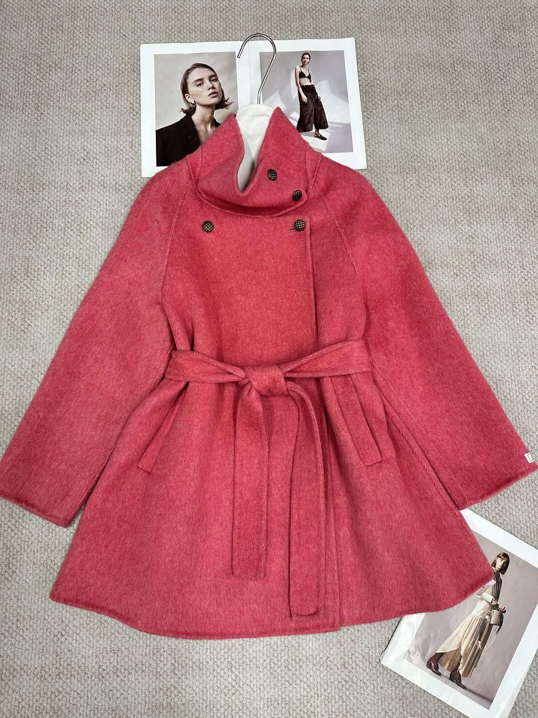 NO:951109,Early autumn Korean style high-end stand-up collar gold buckle double-sided wool short coat. The Korean style design is very elegant, and the loose fit is not flattering. It is also very suitable for commuting and looks great with sweaters or shirts. Composition Wool Size: SM Color White Dark Gray Pink Rose Red Peacock Blue Oatmeal, women's clothing, sweaters, shirts,19860909早秋韩版高级感立领金扣双面羊毛短款大衣 韩版设计很显气质,宽松版型不挑身材. 通勤穿也超合适,搭配毛衣或衬衫都很好看. 成分羊毛 尺码:SM 颜色白色 深灰 粉色 玫红 孔雀蓝 燕麦,女装,sweaters,shirts,,Women's clothing