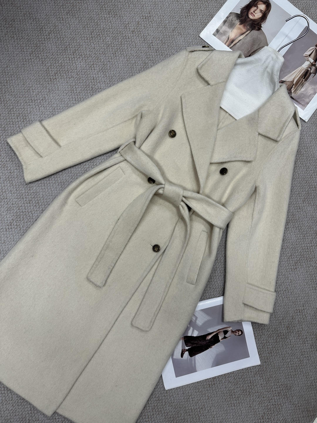 NO:951031,Early autumn suit collar double-breasted long coat. It is warm and fashionable at the same time. The body is neatly cut and the texture makes the overall silhouette very crisp and windy when walking. Putting on the belt and putting it down are two different feelings. Composition: cotton wool. Size SM. Color: dark gray white. Oatmeal, women's clothing, business suit,19860909早秋西装领双排扣长款大衣 保暖的同时兼具时尚感 衣身利落剪裁, 质感让整体轮廓非常挺括,走路带风. 系上腰带和放下是两种感觉 成分棉羊毛 尺码SM 颜色深灰 白色 燕麦,女装,business suit,,Women's clothing