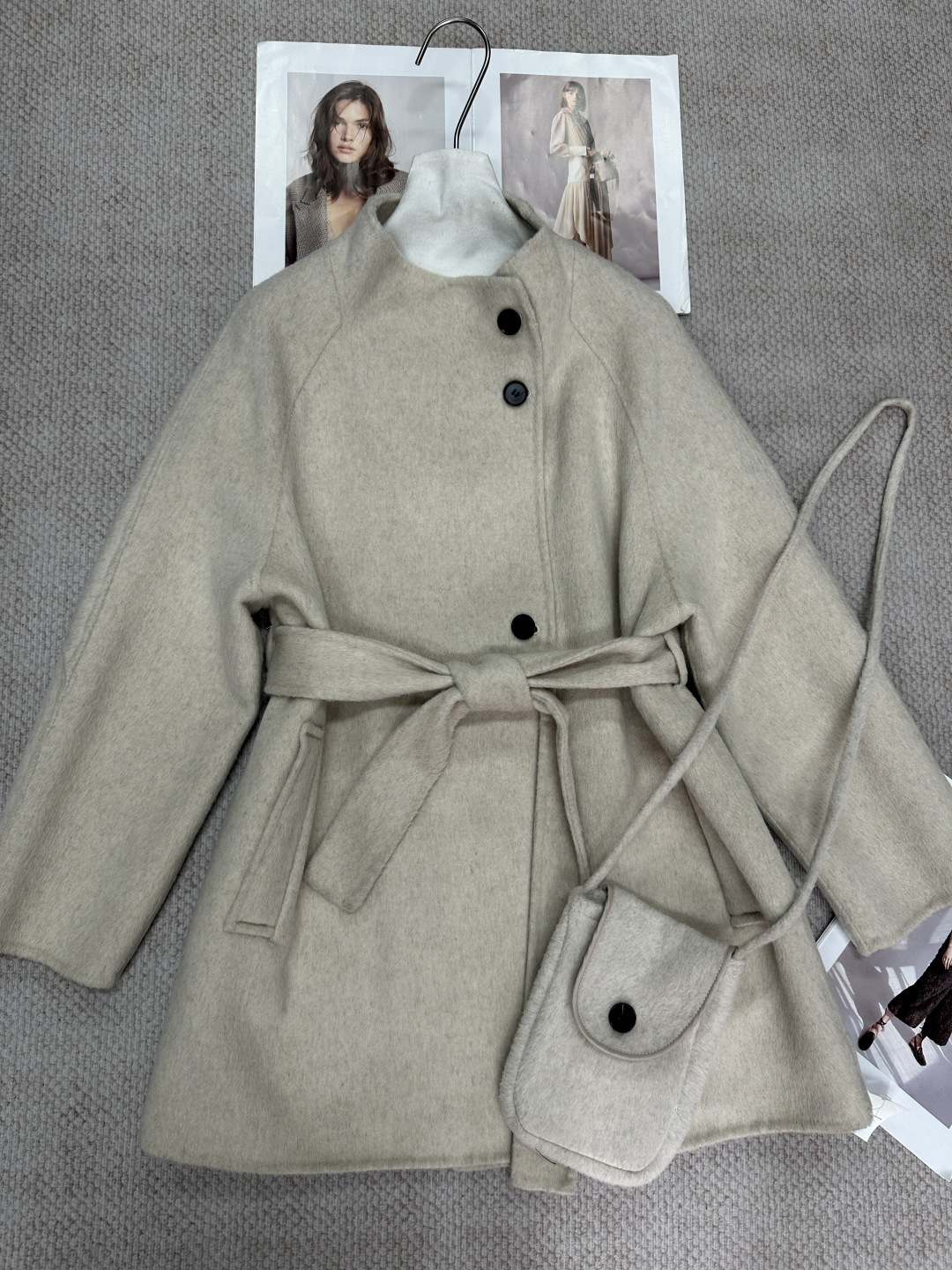 NO:951042,Autumn and winter double-sided wool stand-up tie bag, high-end mid-length coat. The short design is very friendly to small people, and the lace-up waist is very slim. The wool texture is super advanced and the double-sided craftsmanship is ultra-exquisite, keeping warm without looking bloated. Composition: 66.8 wool. Size SM. Color: dark gray, oatmeal, brown, peacock blue, women's clothing, ties,19860909秋冬双面羊毛立领带包包高端中长款大衣 短款设计对小个子超友好,系带收腰超显身材 羊毛绒质感超级高级双面工艺做工超精致,保暖又不显臃肿 成分66.8羊毛 尺码SM 颜色深灰 燕麦 咖啡色 孔雀蓝,女装,ties,,Women's clothing