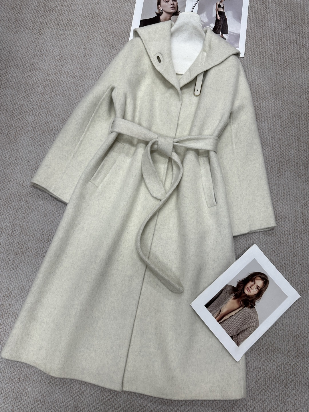 NO:949221,L*P autumn and winter double-sided wool coat with lapel and leather buttons. Minimalist and long-termism. Perfect tailoring with no extra cuts. The upper body has a slim feeling. The luster and flexibility can be reflected in any photo. It is not an exaggeration to say that it is the most stunning coat. It is cool and neat. The ultimate atmosphere. Small navy collar. Leather buckle accessories. Various styles. Ingredients: 70 wool. Size SML. Color: black, brown, beige, women's clothing.19860909L*P秋冬翻领皮扣双面羊毛大衣 极简长期主义 剪裁完美不多一丝余剪 上身就有纤瘦感 光泽 柔韧度 随手拍都能体现 说是最惊艳的大衣不为过 冷峻利落 极致氛围感 小海军领 皮扣配辅 风格多样 成分70羊毛 尺码SML 颜色黑色 咖啡色 米色,女装,,Women's clothing