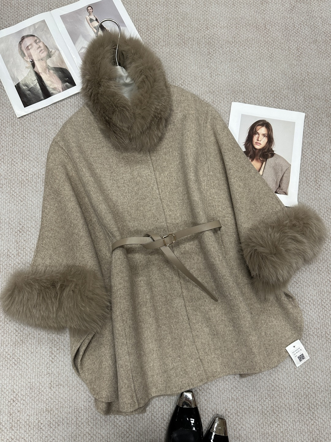 NO:945002,Autumn and winter French retro ladylike style wool cape style large fur collar detachable mid-length coat. The loose fit is very slim, and the belt design is also very good-looking. It is suitable for matching with skirts or trousers. Composition Wool Size SM Color Oatmeal Off-white, Maxmara-clothing, skirts,19860909秋冬法式复古名媛风羊毛斗篷式大毛领可拆卸中长款大衣 宽松版型很显瘦,腰带设计也很好看,搭配裙子或者裤子都合适 成分羊毛 尺码SM 颜色燕麦 米白,麦丝玛拉-服装,skirts,,Women's clothing