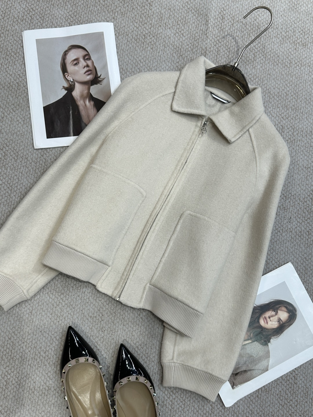 NO:945583,H*pig nose autumn and winter double-sided cashmere lapel zipper short coat. It feels soft and textured. Threaded hem. Casual upgrade. Raglan slightly wide version. Excellent match regardless of body shape. Composition cashmere. Size SML. Color blue. Camel beige. Hermès - clothing, hermes, jackets & coats,19860909H*猪鼻子秋冬双面羊绒翻领拉链短款外套 手感柔绒有质感 螺纹下摆 休闲升级 插肩微阔版型 不挑身材极好搭 成分羊绒 尺码SML 颜色蓝色 驼色 米色,爱马仕-服装,hermes,jackets & coats,,Women's clothing