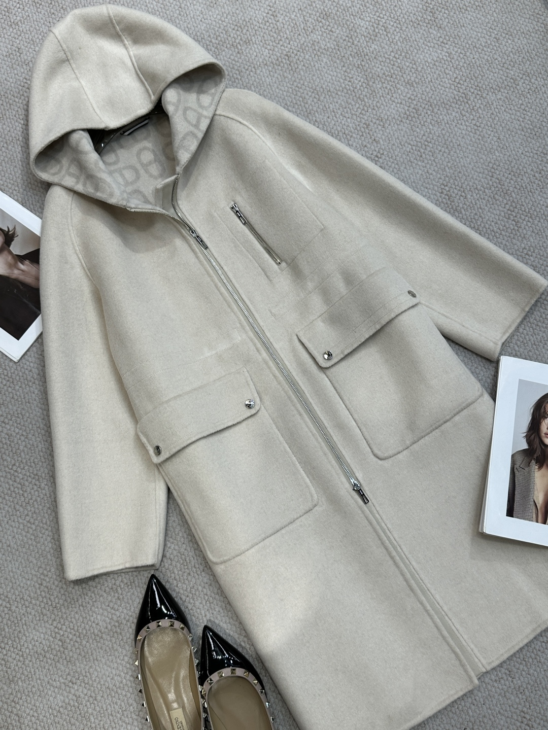 NO:945594,H*pig nose autumn and winter hooded zipper double-sided cashmere long coat gives people a British and intellectual temperament, walking with wind, full of aura~ Ingredients cashmere Size SML Color blue camel beige, Hermès-clothing, hermes, hats,19860909H*猪鼻子秋冬连帽拉链双面羊绒长款大衣 给人一种英伦高知的气质,走路带风,气场拉满～ 成分羊绒 尺码SML 颜色蓝色 驼色 米色,爱马仕-服装,hermes,hats,,Women's clothing