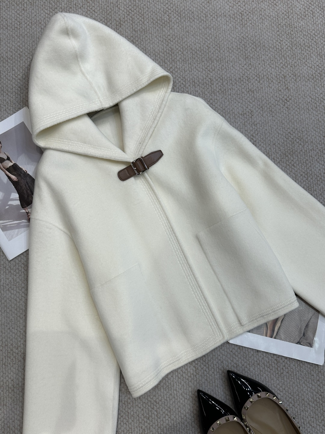 NO:946247,H* new autumn and winter hooded short double-sided cashmere jacket with leather buckle Casual hooded shape, topstitching outlines the edge of the body; brown leather adjustment buckle on the placket, simple and neat; square patch pockets on both sides enhance practicality, dropped shoulder long sleeves with short tailoring, optimized body proportions, French simple old money style. Composition 10 cashmere 90 wool Size SML Color black white camel purple, Hermès-clothing, hermes, jackets &  coats, hats,19860909H*秋冬新品连帽皮扣短款双面羊绒外套 休闲连帽造型,明线工艺勾勒衣身边缘；门襟棕色皮质调节搭扣,简约利落；双侧方形贴袋增强实用度,落肩长袖搭配短款剪裁,优化身材比例,法式简约老钱风拉满. 成分10羊绒90羊毛 尺码SML 颜色黑色 白色 驼色 紫色,爱马仕-服装,hermes,jackets & coats,hats,,Women's clothing