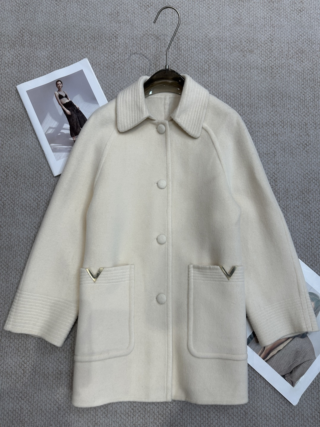 NO:946257,V* autumn and winter lapel double-sided cashmere coat with cloth buttons. The lapels neatly modify the neck line. The raglan sleeves are tailored to accommodate various shoulder shapes. The V-shaped metal strips of the pockets hide exquisite details. The cuffs are threaded to reinforce the version. It does not deform after long-term wear. It covers the flesh and looks slim. Ingredients: 10 cashmere 90 wool. Size SML. Color: black white, Valentino-clothing, valentino,19860909V*秋冬翻领布扣双面羊绒大衣 翻领利落修饰脖颈线条,插肩袖剪裁包容各种肩型,口袋V形金属条暗藏精致细节,袖口螺纹收边加固版型,久穿不变形,遮肉显瘦 成分10羊绒90羊毛 尺码SML 颜色黑色 白色,华伦天奴-服装,valentino,,Women's clothing