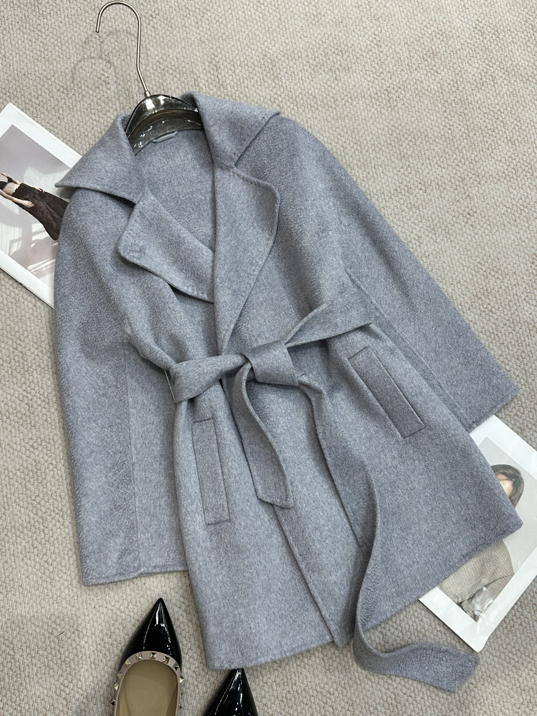 NO:946237,M*autumn and winter classic suit with water ripple collar short coat. Soft and comfortable, giving people the same lazy and comfortable feeling at home. Full drape, simple and neat. Ingredients: cashmere. Size: SML. Color: black, camel, caramel, bright red, beige, blue, gray, Maxmara-clothing, business suit,19860909M*秋冬经典西装领水波纹短款大衣 柔软又惬意,给人在家一样慵懒自在的感觉垂感足,简约利落 成分羊绒 尺码SML 颜色黑色 驼色 焦糖 大红色 米色 蓝色 灰色,麦丝玛拉-服装,business suit,,Women's clothing