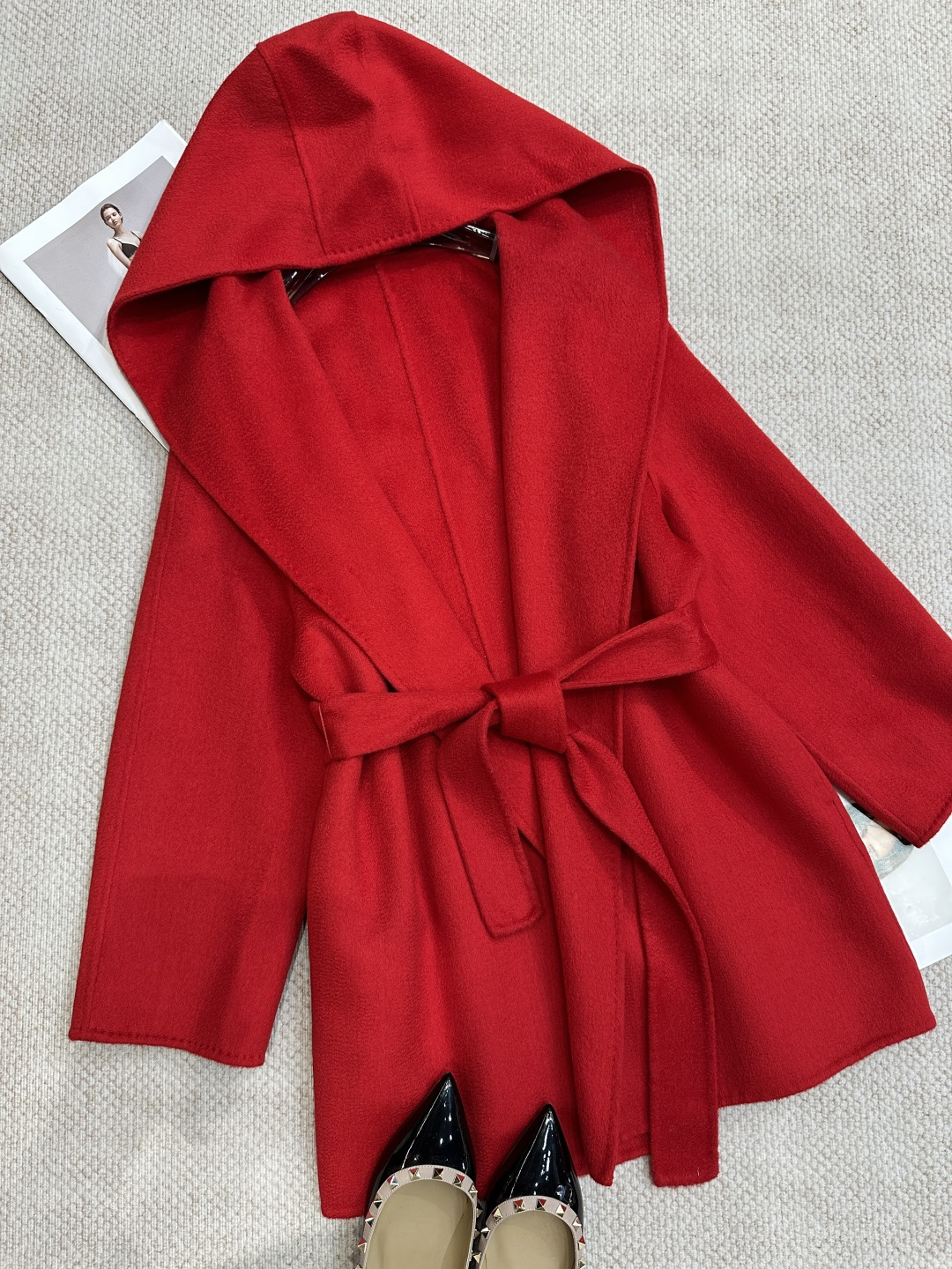 NO:948883,M* Autumn and Winter classic water ripple short hooded coat. The bathrobe design is lazy and casual, and the water ripple texture is full of high-end. Double-sided velvet technology keeps warm and not bulky, good news for small people. Ingredients: cashmere. Size SML. Color: black, bright red, caramel, camel, beige, Maxmara-clothing, hats,19860909M*秋冬经典水波纹短款连帽大衣 浴袍款设计慵懒随性,水波纹质感高级感拉满. 双面绒工艺保暖不臃肿,小个子的福音 成分羊绒 尺码SML 颜色黑色 大红色 焦糖色 驼色 米色,麦丝玛拉-服装,hats,,Women's clothing