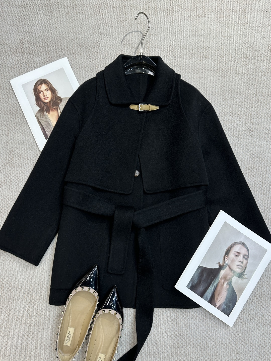 NO:948922,H* new autumn and winter new lapel short vest with V-neck long-sleeved double-sided cashmere two-piece coat. Lapel style, upper vest with leather small belt buckle; inner long sleeves are integrated; comes with a wide belt of the same fabric, which can be freely tightened at the waist. Layered tailoring is full of layering, and the vest and long sleeves are not separable. Composition: 10 cashmere 90 wool Size SML Color black white camel, Hermès-clothing, hermes,19860909H*秋冬新款翻领短马甲搭配V领长袖双面羊绒两件套大衣 翻领款式,上层马甲搭配真皮小皮带扣；内层长袖一体成型；附赠同面料宽腰带,可自由收束腰身.分层式剪裁层次感十足,马甲和长袖不可拆分. 成分10山羊绒90羊毛 尺码SML 颜色黑色 白色 驼色,爱马仕-服装,hermes,,Women's clothing