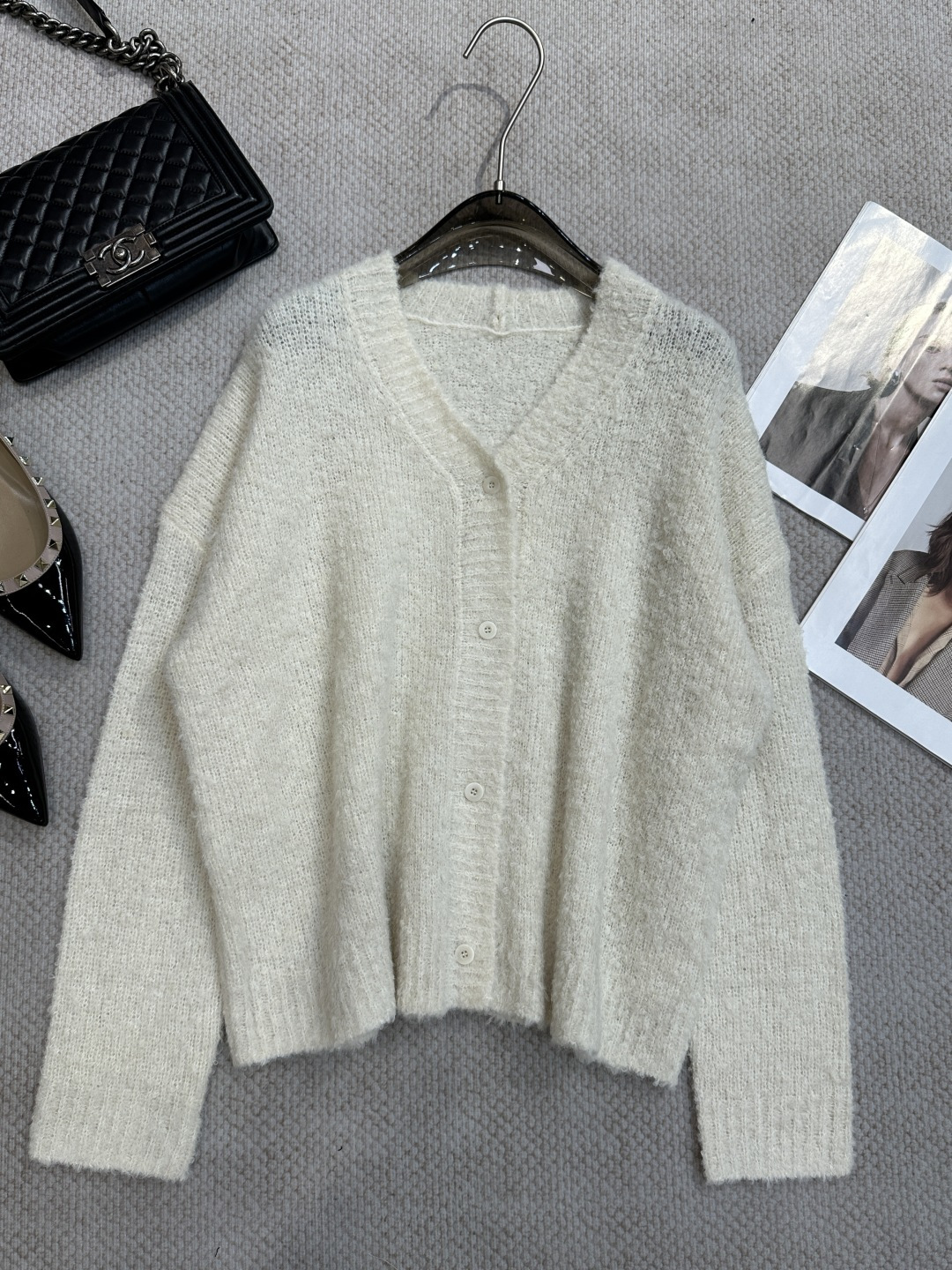 NO:951075,New early autumn loose and lazy style wool sweater. This cardigan is like walking in an autumn garden. The oatmeal color can also be worn to look good. The upper body is gentle and soft. Comes with a soft light filter. Composition: 12 cotton wool. Size SML, women's clothing.19860909早秋新品宽松慵懒风羊毛针织衫 这件开衫简直是行走的秋日花园 燕麦色也能穿出好气色 上身就是温柔本柔 自带柔光滤镜 成分12棉羊毛 尺码SML,女装,,Women's clothing