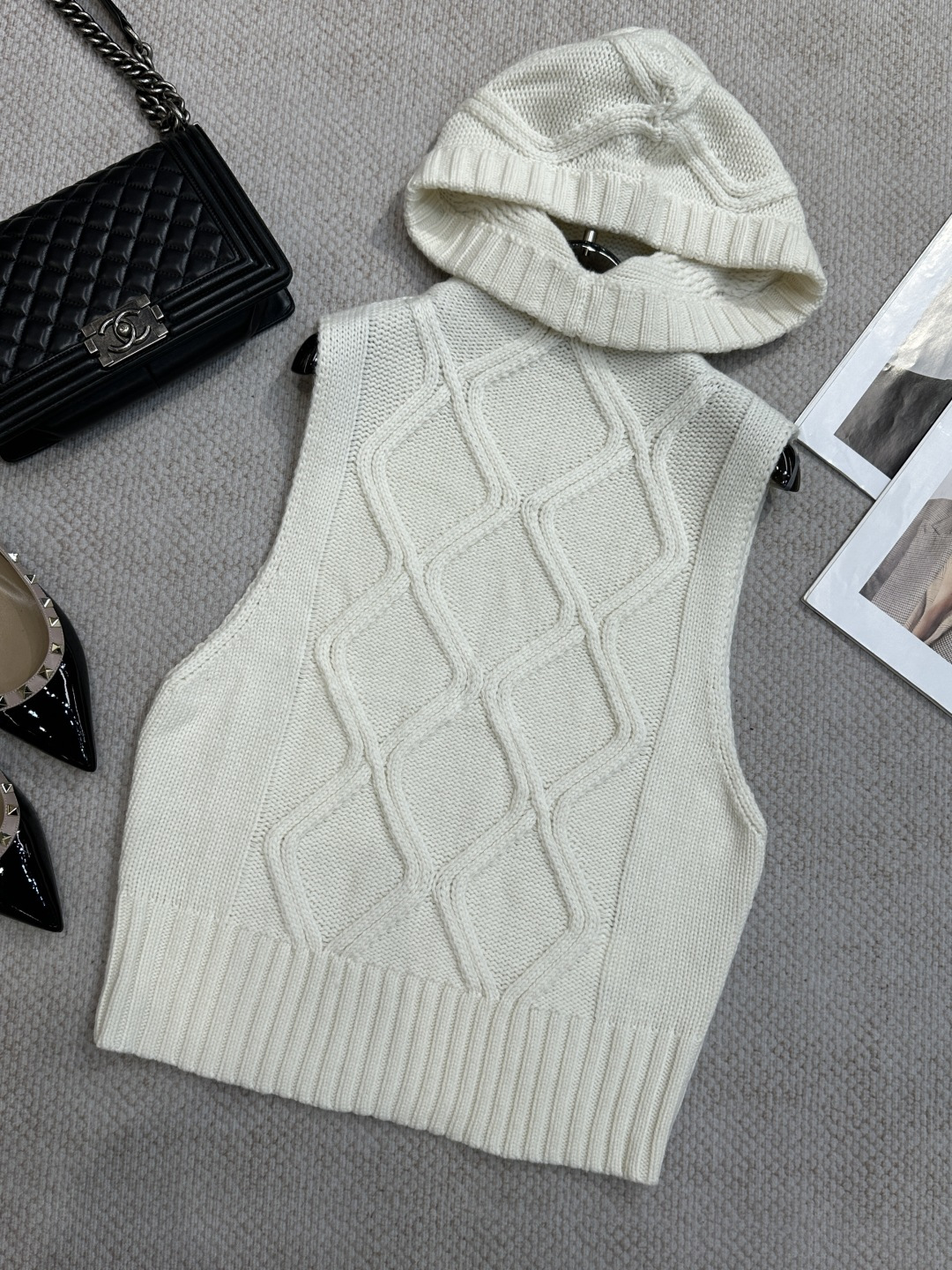 NO:951087,Early autumn new product design thick needle warm thickened cotton wool cable knitted hooded loose vest Composition 50 cotton wool Size SML, women's clothing, hats,19860909早秋新品设计感粗针保暖加厚棉羊毛织绞花连帽宽松马甲 成分50棉羊毛 尺码SML,女装,hats,,Women's clothing