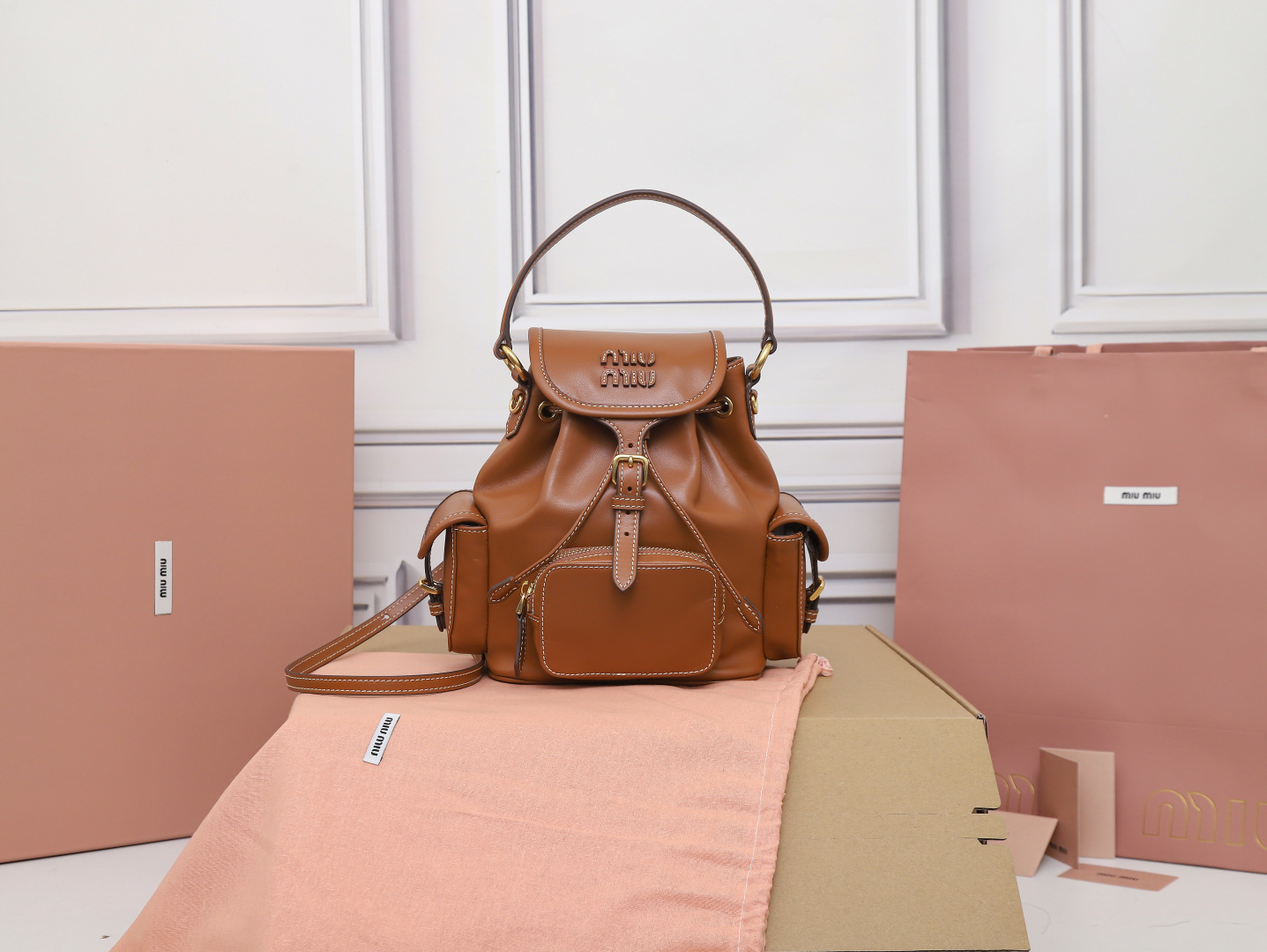 NO:813110,[Special grade original leather] 5BZ043 original imported calfskin with thick wear-resistant linen blend lining, adopts a casual design style, fashionable, simple and advanced, combined with exquisite handcraftsmanship, adds multiple pockets for storage, the shoulder strap and hand bag can be freely converted, greatly improving the practicality, it is simply a trick to wear.  It can be worn with jeans, shirts or various casual sportswear. It is a very good item to wear, especially the capacity is large enough and light and easy to use. I really recommend it. The size is 22X18X11.5cm [with full set of original packaging], MIUMIU, miumiu, jeans, shirts, cowhide19860909【特级原厂皮】5BZ043原厂进口小牛皮搭配厚实耐磨亚麻混纺内衬,采用休闲风的设计风格,时尚简约高级,再融合精湛的手工工艺,增添了多个口袋收纳,双肩背带与手拎袋可自由转换,极大的提高了实用性,简直就是穿搭的开挂神器,配牛仔裤,配衬衫还是各种休闲运动装,都是很好的穿搭单品,尤其是容量足够大还轻巧好用,真心推荐,尺寸22X18X11.5cm【配全套原版包装】,MIUMIU,miumiu,jeans,shirts,cowhide,Bag