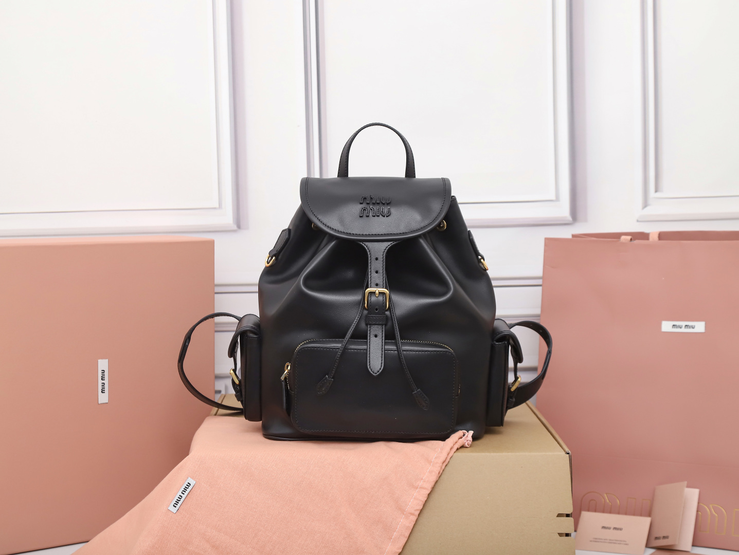 NO:813103,[Special grade original leather] 5BZ042 original imported calfskin with thick wear-resistant linen blend lining. It adopts a casual design style, fashionable, simple and advanced. It is combined with exquisite handcrafts and adds multiple pockets for storage. The shoulder strap and hand bag can be freely converted, which greatly improves the practicality. It is simply a tool for dressing up.  , paired with jeans, shirts or various casual sportswear, they are all very good items to wear, especially the capacity is large enough and light and easy to use. I really recommend it. The size is 29.5x25x12.5cm [with full set of original packaging], MIUMIU, miumiu, jeans, shirts, cowhide19860909【特级原厂皮】5BZ042原厂进口小牛皮搭配厚实耐磨亚麻混纺内衬,采用休闲风的设计风格,时尚简约高级,再融合精湛的手工工艺,增添了多个口袋收纳,双肩背带与手拎袋可自由转换,极大的提高了实用性,简直就是穿搭的开挂神器,配牛仔裤,配衬衫还是各种休闲运动装,都是很好的穿搭单品,尤其是容量足够大还轻巧好用,真心推荐,尺寸29.5x25x12.5cm【配全套原版包装】,MIUMIU,miumiu,jeans,shirts,cowhide,Bag
