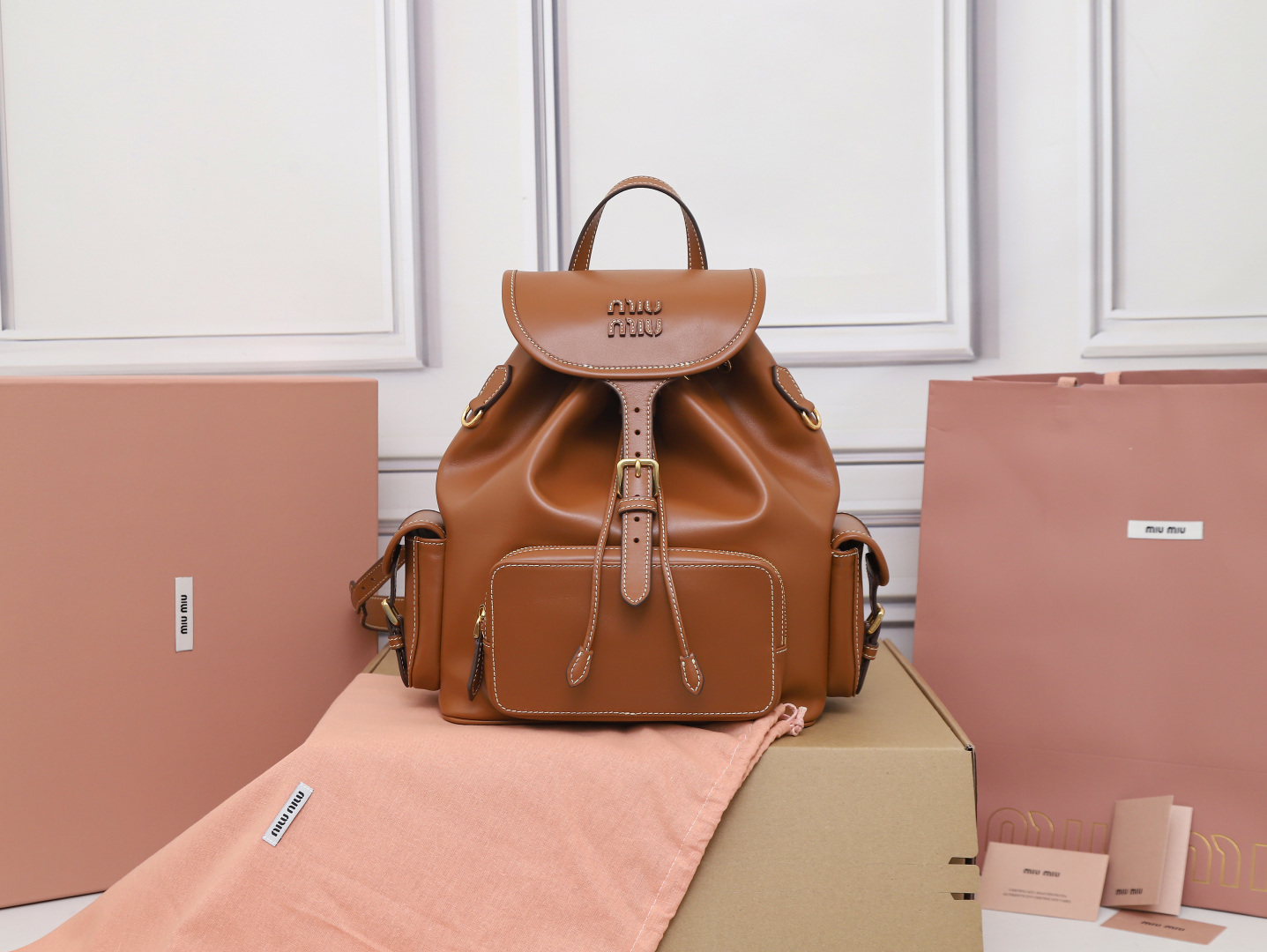NO:813117,[Special grade original leather] 5BZ042 original imported calfskin with thick wear-resistant linen blend lining. It adopts a casual design style, fashionable, simple and advanced. It is combined with exquisite handcrafts and adds multiple pockets for storage. The shoulder strap and hand bag can be freely converted, which greatly improves the practicality. It is simply a tool for dressing up.  , paired with jeans, shirts or various casual sportswear, they are all very good items to wear, especially the capacity is large enough and light and easy to use. I really recommend it. The size is 29.5x25x12.5cm [with full set of original packaging], MIUMIU, miumiu, jeans, shirts, cowhide19860909【特级原厂皮】5BZ042原厂进口小牛皮搭配厚实耐磨亚麻混纺内衬,采用休闲风的设计风格,时尚简约高级,再融合精湛的手工工艺,增添了多个口袋收纳,双肩背带与手拎袋可自由转换,极大的提高了实用性,简直就是穿搭的开挂神器,配牛仔裤,配衬衫还是各种休闲运动装,都是很好的穿搭单品,尤其是容量足够大还轻巧好用,真心推荐,尺寸29.5x25x12.5cm【配全套原版包装】,MIUMIU,miumiu,jeans,shirts,cowhide,Bag