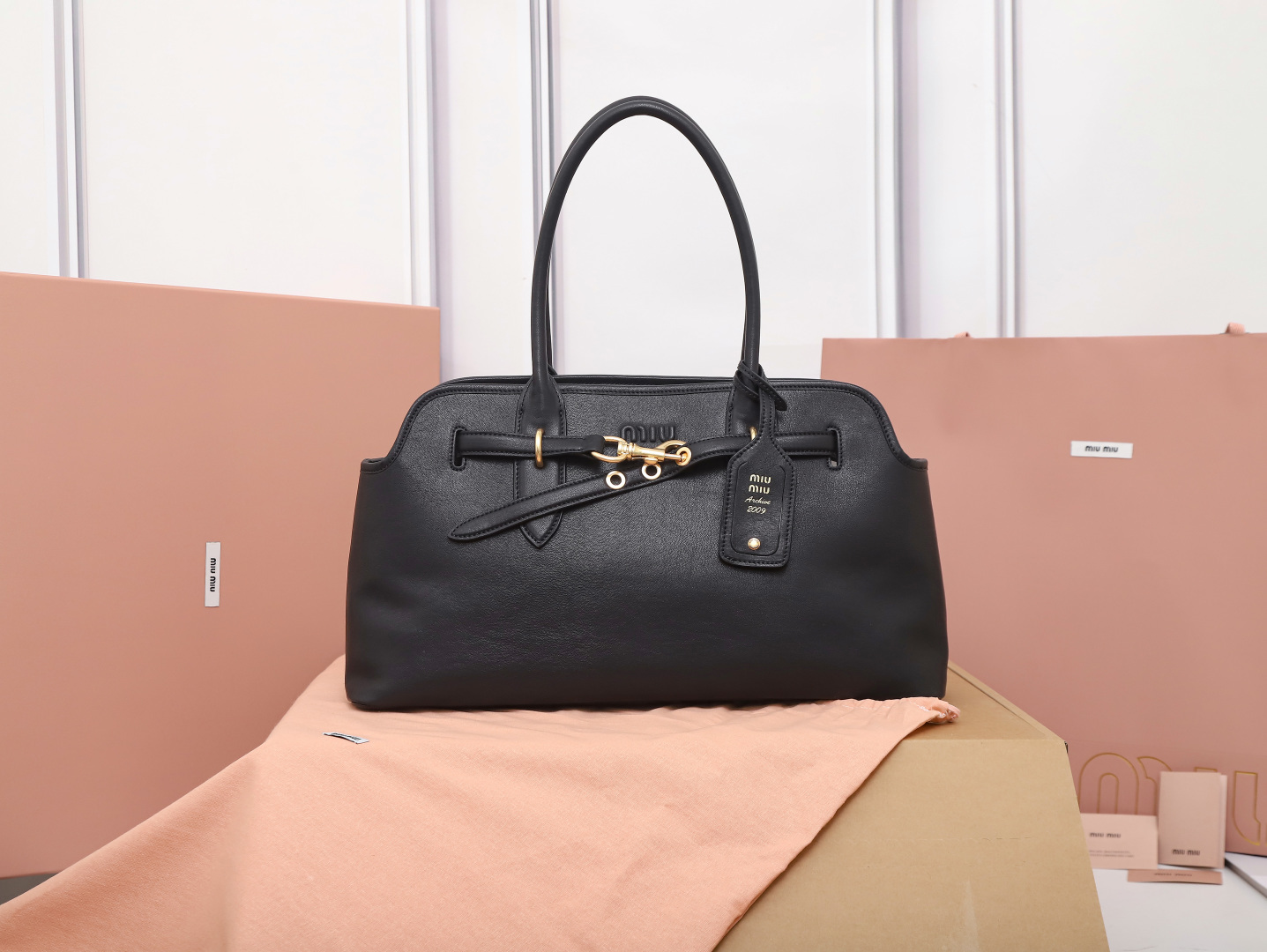 NO:773403,[Special grade original leather] 5BG310M's new popular second-hand tote bag, made of new soft fat sheepskin, the leather is soft and high-end, this adventure  The nappa leather handbag is inspired by the M series archival design. The structure has been adjusted, the horizontal proportions are more refined, it has become lighter, and it has a new personality. It is decorated with an embossed letter logo to add iconic elements. Retro gold hardware, linen blend lining, zipper pocket and patch pocket, long wrist suitable for use as a handbag or shoulder, size 44x22.5x14.5cm [with full set of original packaging], MIUMIU, miumiu, totes, sheepskin19860909【特级原厂皮】5BG310M家新品爆款中古托特包,采用全新柔脂羊皮,皮质柔软高级,这款aventure nappa皮革手袋灵感源自m系典藏设计,结构经过调整,横版比例更为精致,变得更加轻便,焕发全新个性,饰以压花字母徽标,增添标志性元素,复古金色五金配件,亚麻混纺衬里,配拉链口袋和贴袋,长手腕适合用作手提或单肩,尺寸44x22.5x14.5cm【配全套原版包装】,MIUMIU,miumiu,totes,sheepskin,Bag
