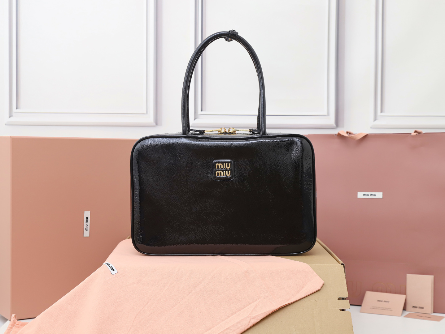 NO:719712,[Special grade original leather] 5BB117M's new briefcase, heavily handmade, using new oil wax patent leather material, unique ice crack texture leather surface, bold and innovative design perfectly interprets MM's eclectic, free and casual attitude towards life, this bag is cool, with exquisite multi-functional design  , blending elements of men's and women's clothing, casual and lazy, natural and easy, full of personality, super large capacity and very light, brand new canvas lining, popular all over the world, major fashion stars love to carry it, size 34X23X12cm [with full set of original packaging], MIUMIU, miumiu19860909【特级原厂皮】5BB117M家新品公文包,重手工制作,采用全新油蜡漆皮材质,独特的冰裂纹理皮面,大胆创新的设计完美诠释了mm不拘一格,潇洒随意包容的人生态度,这款包包很酷,定格精致的多功能设计,融合男装和女装元素,随性慵懒,自然洒脱,充满个性,超大容量还很轻便,全新的帆布衬里,火遍全球,各大时尚搏主明星都爱背它,尺寸34X23X12cm【配全套原版包装】,MIUMIU,miumiu,Bag