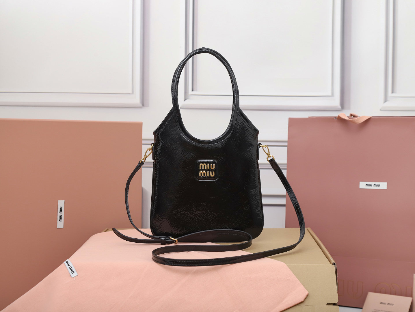 NO:719716,[Special grade original leather] 5BA281M's new mini tote bag, the new size is small and cute, highly adaptable, fashionable, chic and versatile, with exquisite details, the classic embossed letter logo adds a unique style and recognition, continuing  M family retro style, casual and easy, equipped with a detachable and adjustable long leather shoulder strap, which can be carried on the shoulder and cross-body for better practicality, satin lining, with patch pocket, size 20cmX24cm [with full set of original packaging], MIUMIU, miumiu, totes19860909【特级原厂皮】5BA281M家新品迷你托特包,新尺寸小巧可爱适配度高,时髦别致又百搭,细节精致考究,经典浮雕字母徽标增添别具一格的格调与辨识度,延续 M家复古风,随性洒脱,配有可拆卸可调节皮革长肩带,可肩背手拎斜挎实用性更好,缎面衬里,带贴袋,尺寸20cmX24cm【配全套原版包装】,MIUMIU,miumiu,totes,Bag