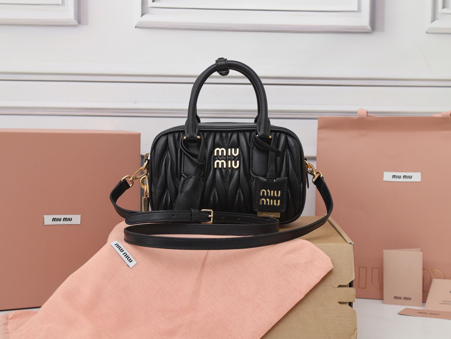 NO:719704,[Special grade original leather] 5BB123M new product too  Pretty bowling handbag, made of imported lambskin classic brand's iconic Matelasse texture embroidery, retro frosted hardware, retaining the sense of playfulness it should have, the overall shape of the bag is stiff and stylish, full of personality, can be sweet or salty, the capacity can be light, almost every major fashion influencer has one, the popularity is no less than the previous MiWander, size 19X13X6cm [with full set of original packaging], MIUMIU, miumiu, sheepskin19860909【特级原厂皮】5BB123M家新品too pretty保龄球手袋,采用进口小羊皮经典品牌标志性Matelasse纹理绣花,复古磨砂五金,保留了应有的俏皮感,包型整体硬挺有型,充满个性,可甜可盐,容量可光,各大时尚搏主几乎人手一个,火爆程度不亚于之前的MiWander,尺寸19X13X6cm【配全套原版包装】,MIUMIU,miumiu,sheepskin,Bag