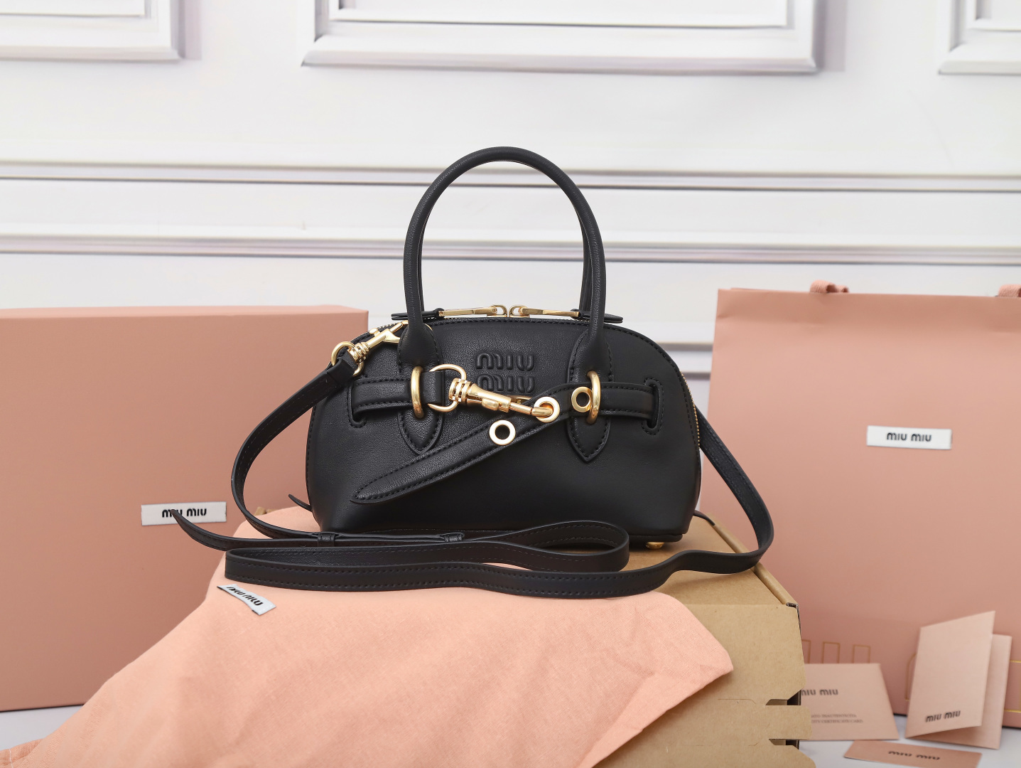 NO:719699,[Special grade original leather] 5BM’s popular mini shell bag, made of top-grade retro vegetable soft sheepskin, retro matte-feel old metal accessories, this Aventure Nappa leather mini handbag is inspired by  M family collection item, its structure has been adjusted to become lighter and rejuvenate with a new personality, creating a classic bag with timeless charm. The multi-element design gives this handbag a unique beauty and classic atmosphere. Detachable and adjustable leather shoulder strap, canvas lining with zipper pocket and patch pocket, size 21×13.5×8cm, [with full set of original packaging], MIUMIU, miumiu, sheepskin19860909【特级原厂皮】5BM家爆款迷你号贝壳包,釆用顶级复古植柔羊皮,复古磨砂感做旧金属配件,这款Aventure Nappa 皮革迷你手提包灵感源自 M家典藏单品,其结构经过调整,变得更加轻便,焕发全新个性,打造具有隽永魅力的经典包款,多元素的设计赋予这款手提包独特美感和经典气息,可拆卸可调节皮革肩带,帆布内里配拉链口袋和贴袋,尺寸21×13.5×8cm,【配全套原版包装】,MIUMIU,miumiu,sheepskin,Bag