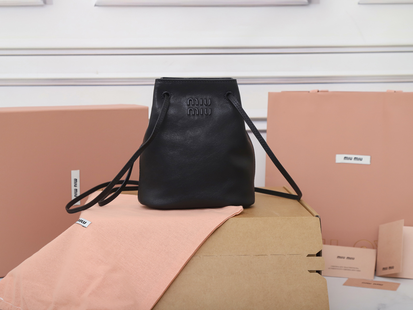 NO:719708,[Special grade original leather] 5NF460 new mini bucket bag, made of top imported lambskin, the leather is super soft, very cost-effective, can control various styles, very playful and cute, can be worn on one shoulder, crossbody, hand-held, double shoulder, the shape is changeable, the bag is small but very versatile, size 17x14x6cm, [with full set of original packaging], MIUMIU, miumiu, sheepskin19860909【特级原厂皮】5NF460新品迷你水桶包,采用顶级进口小羊皮,皮质超级柔软,性价比超高,能驾驭各种风格,非常俏皮可爱,可以单肩,斜挎,手提,双肩,造型多变,包包虽小却非常能装,尺寸17x14x6cm,【配全套原版包装】,MIUMIU,miumiu,sheepskin,Bag