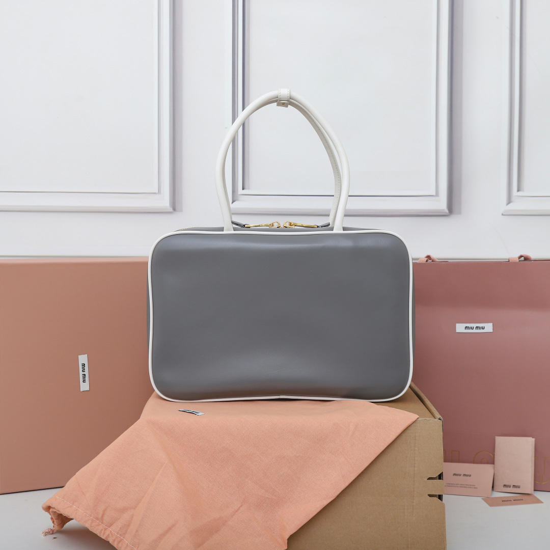 💰820【特级原厂皮】5BB117💕M家新品公文包，采用顶级进口小牛皮，皮质光滑细腻柔软，棉质缎面衬里，这款包包很酷，定格精致的多功能设计，融合男装和女装元素，增加了皮革长肩带，实用性更高，造型更多样化，随性慵懒，自然洒脱，充满个性，超大容量还很轻便，简约却不简单，各大时尚搏主几乎人手一个，尺寸：34X23X11cm【配全套原版包装】