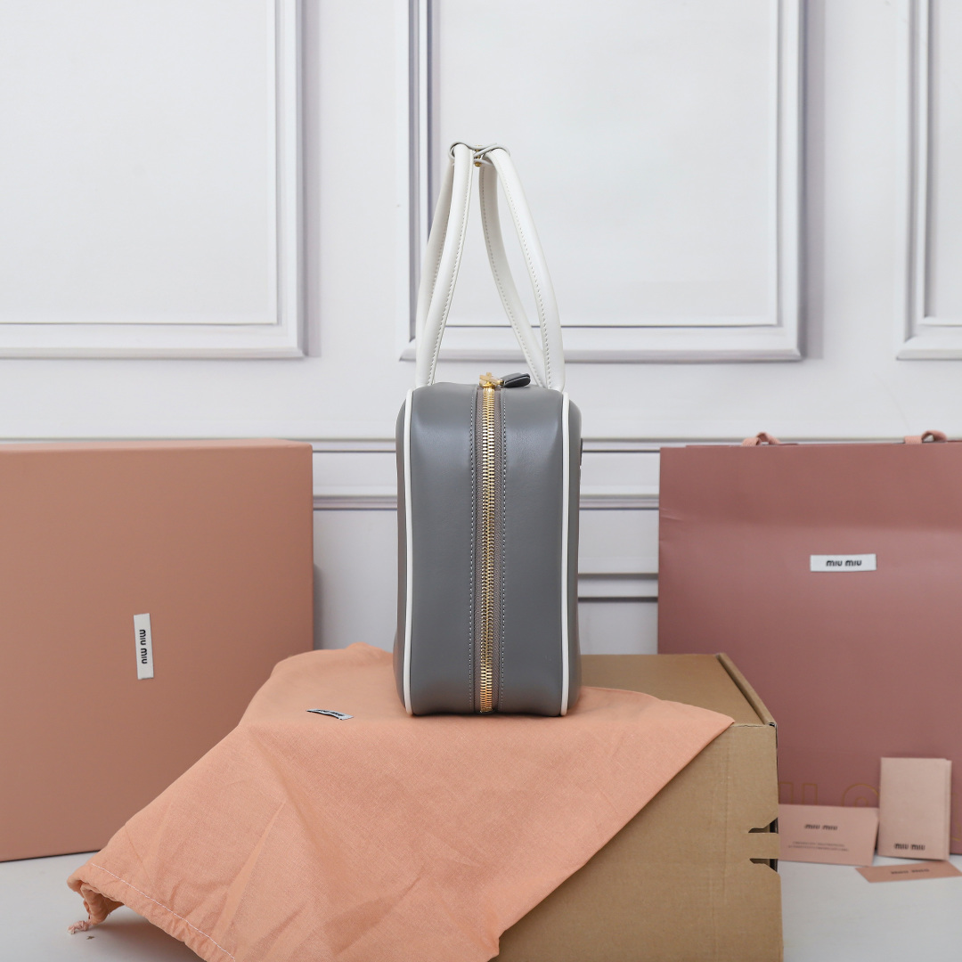 💰820【特级原厂皮】5BB117💕M家新品公文包，采用顶级进口小牛皮，皮质光滑细腻柔软，棉质缎面衬里，这款包包很酷，定格精致的多功能设计，融合男装和女装元素，增加了皮革长肩带，实用性更高，造型更多样化，随性慵懒，自然洒脱，充满个性，超大容量还很轻便，简约却不简单，各大时尚搏主几乎人手一个，尺寸：34X23X11cm【配全套原版包装】