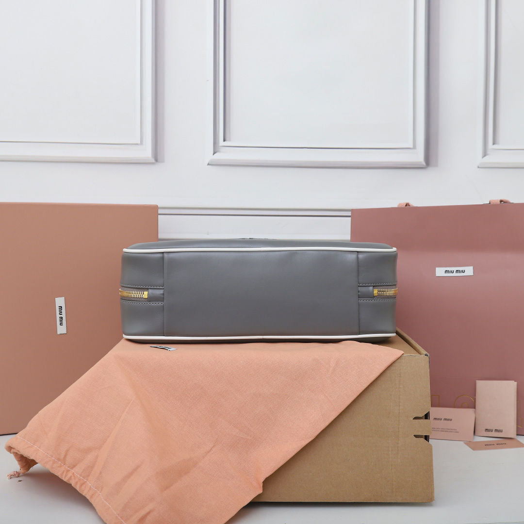 💰820【特级原厂皮】5BB117💕M家新品公文包，采用顶级进口小牛皮，皮质光滑细腻柔软，棉质缎面衬里，这款包包很酷，定格精致的多功能设计，融合男装和女装元素，增加了皮革长肩带，实用性更高，造型更多样化，随性慵懒，自然洒脱，充满个性，超大容量还很轻便，简约却不简单，各大时尚搏主几乎人手一个，尺寸：34X23X11cm【配全套原版包装】