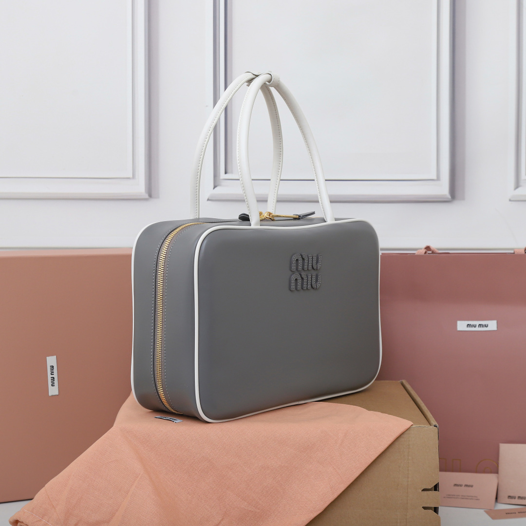 💰820【特级原厂皮】5BB117💕M家新品公文包，采用顶级进口小牛皮，皮质光滑细腻柔软，棉质缎面衬里，这款包包很酷，定格精致的多功能设计，融合男装和女装元素，增加了皮革长肩带，实用性更高，造型更多样化，随性慵懒，自然洒脱，充满个性，超大容量还很轻便，简约却不简单，各大时尚搏主几乎人手一个，尺寸：34X23X11cm【配全套原版包装】