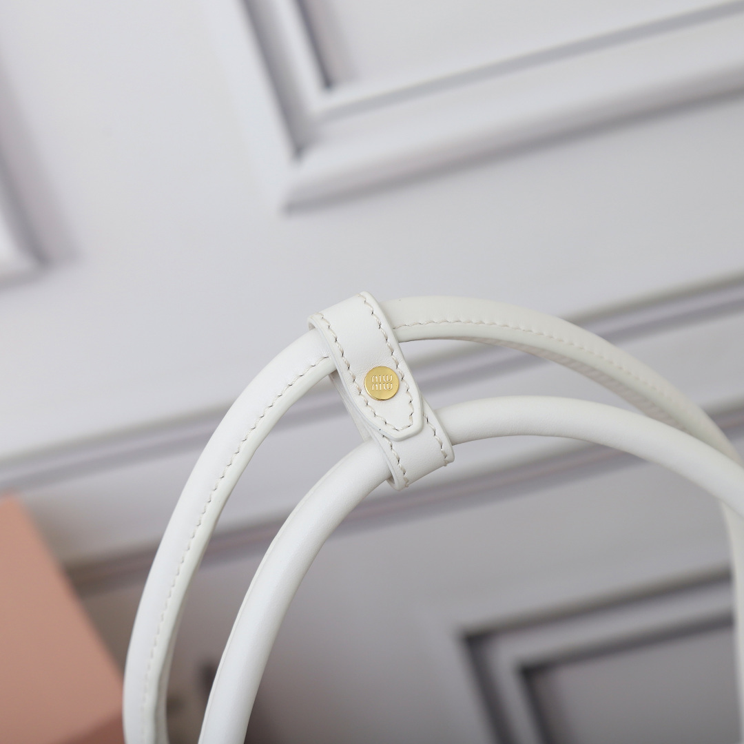 💰820【特级原厂皮】5BB117💕M家新品公文包，采用顶级进口小牛皮，皮质光滑细腻柔软，棉质缎面衬里，这款包包很酷，定格精致的多功能设计，融合男装和女装元素，增加了皮革长肩带，实用性更高，造型更多样化，随性慵懒，自然洒脱，充满个性，超大容量还很轻便，简约却不简单，各大时尚搏主几乎人手一个，尺寸：34X23X11cm【配全套原版包装】