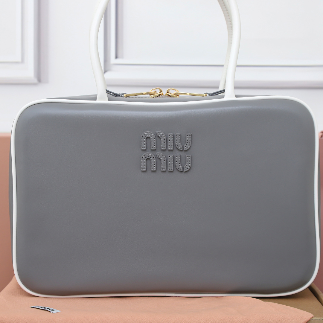 💰820【特级原厂皮】5BB117💕M家新品公文包，采用顶级进口小牛皮，皮质光滑细腻柔软，棉质缎面衬里，这款包包很酷，定格精致的多功能设计，融合男装和女装元素，增加了皮革长肩带，实用性更高，造型更多样化，随性慵懒，自然洒脱，充满个性，超大容量还很轻便，简约却不简单，各大时尚搏主几乎人手一个，尺寸：34X23X11cm【配全套原版包装】