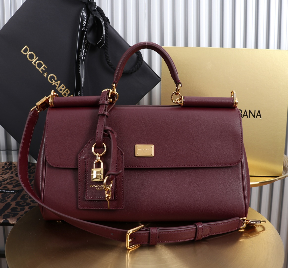 Model: 6136
Size: 30㎝*13*20㎝
New💥Dolce & Gabban My Sicilly Bag✨Dolce🌟Banna
The latest model is synchronized at the counter😍Sicily 100% genuine copy, cool and sassy, a must-have for the goddess style🤩Plug-in button
Size:20x30x13cm