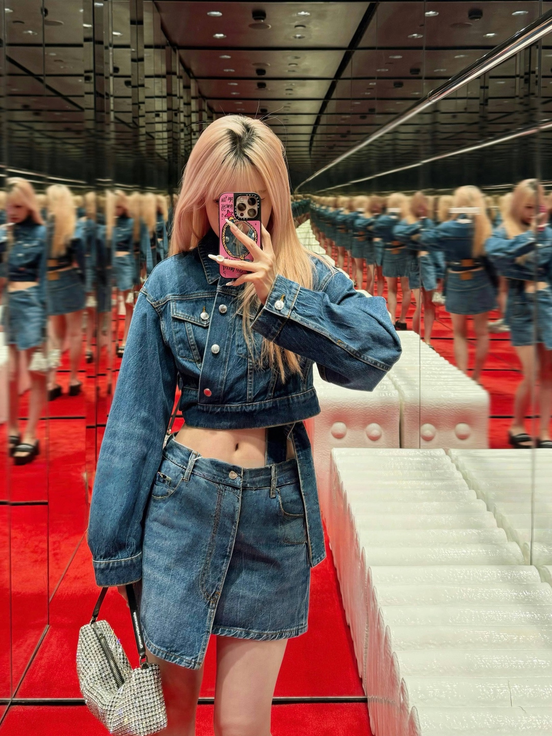 NO:319768,Alexa*der wang 25Ss spring and summer new style, old irregular denim skirt | Exclusive high-end version!  It is made of pure cotton fabric. The upper body of the denim is soft. The fabric is very comfortable to wear. Various washing techniques. The texture is old and clear. The denim wrapping style. Irregular hem. The design of the cowhide mark on the back bag is full of details. Customized hardware accessories. S/M/L., skirts, cowhide, alexander wang.19860909批 Alexa*der wang 25Ss春夏新款 做旧不规则牛仔短裙丨独家高版本出品！采用纯棉的面料 牛仔上身柔软 面料穿起来非常舒适 多种水洗工艺 纹理做旧清晰 牛仔围裹式 不规则下摆 后袋牛皮标设计细节满满 定制五金配件 现货发售S/M/L,,skirts,cowhide,alexander wang,Women's clothing