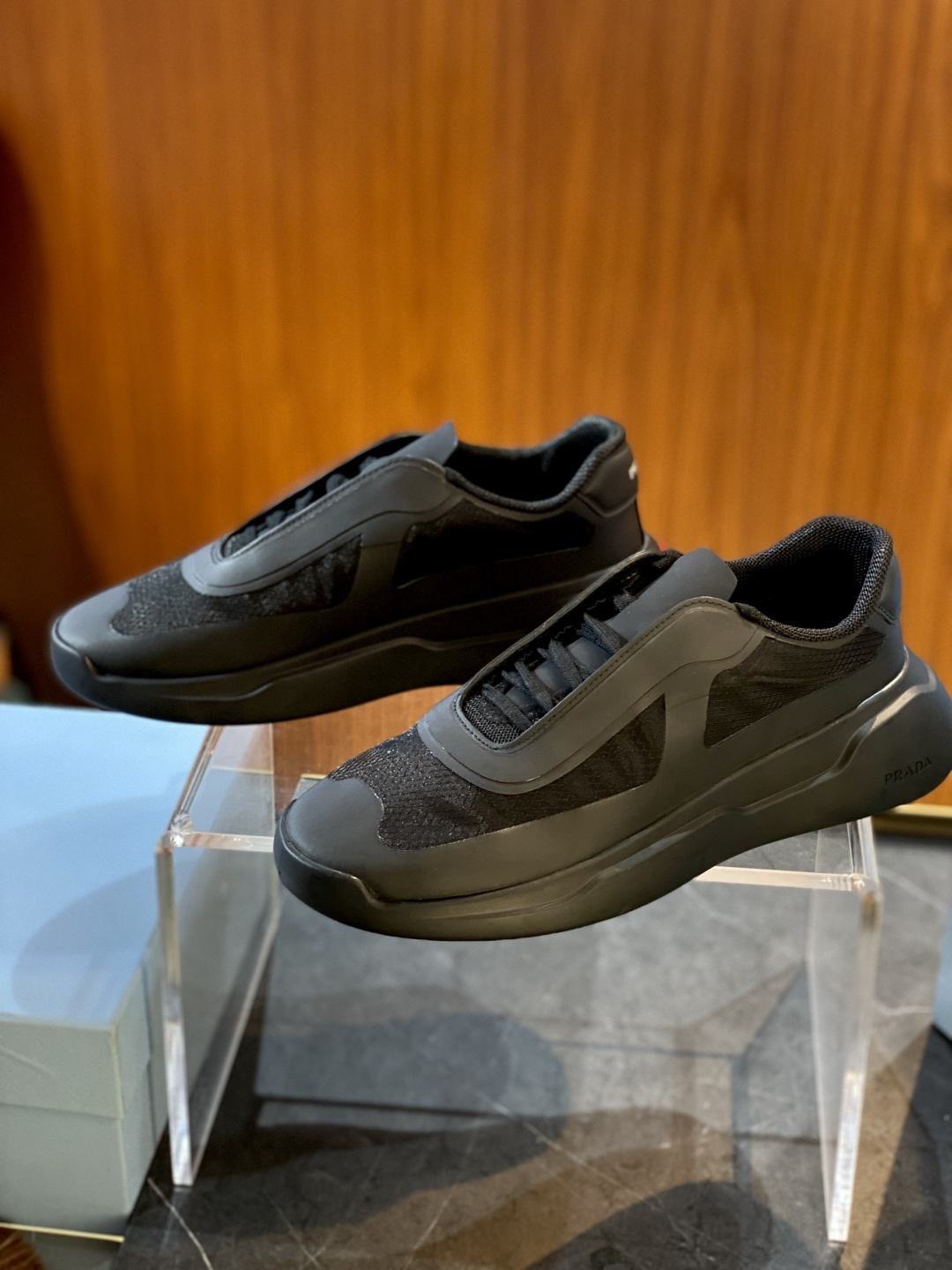 NO:351113,PRADA Bike Summer Men's size; 39~44 (customized 38.45) America's Cup recycled nylon and Bike fabric sneakers. The foot feels more comfortable than the Kanye yeezy back then, breathable and comfortable. This recycled nylon sneaker is both practical and innovative, and is full of modern characteristics. It is matched with a light sole and incorporates minimalist detailed design. Screen printed Prada logo TPU sole, made of ultra-light foam rubber filling material, rubber pattern texture, sole height 4cm, prada, prada, sneakers19860909PRADA普拉达 Bike夏季男士 size；39～44(定制38.45) 美洲杯再生尼龙和Bike织物运动鞋 脚感比当年侃爷yeezy还舒服 ,透气舒适 这款再生尼龙运动鞋兼具实用性与创新性,富有现代特色,搭配轻便的鞋底,融入极简主义细节设计. 丝网印花Prada徽标 TPU鞋底,采用超轻质发泡橡胶填充材料 橡胶图案纹路 鞋底高度4cm,,prada,prada,sneakers,Men's shoes