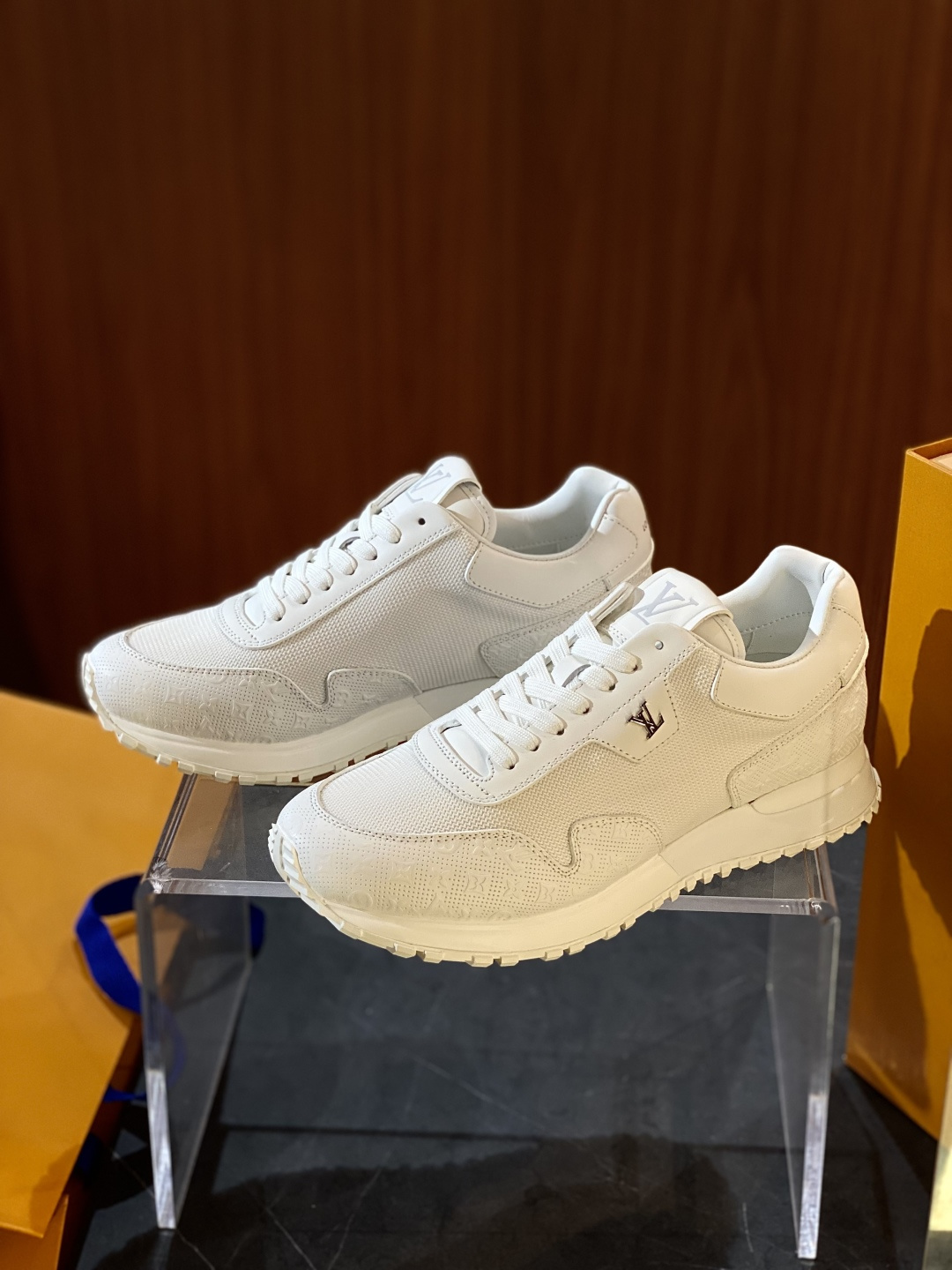 NO:347854,L-home RUN AWAY sneakers size; 39~44 (38.45.46 customized) This Run Away sneaker combines technological mesh fabric and Monogram perforated cowhide leather to express the exquisite design to express the inspiration of running shoes. The wedge outsole is integrated with leather trim and metal nameplate, and the yingze LV letters are placed on one side.,,louis vuitton,louis vuitton,sneakers,cowhide19860909L家RUN AWAY 运动鞋 size；39~44 (38.45.46定制) 本款 Run Away运动鞋糅合科技网格面料和 Monogram 穿孔牛皮革,以考究设计致意跑鞋灵感.坡跟外底融入皮革饰边和金属铭牌,莹泽LV 字母栖身一侧.,,louis vuitton,louis vuitton,sneakers,cowhide,Men's shoes