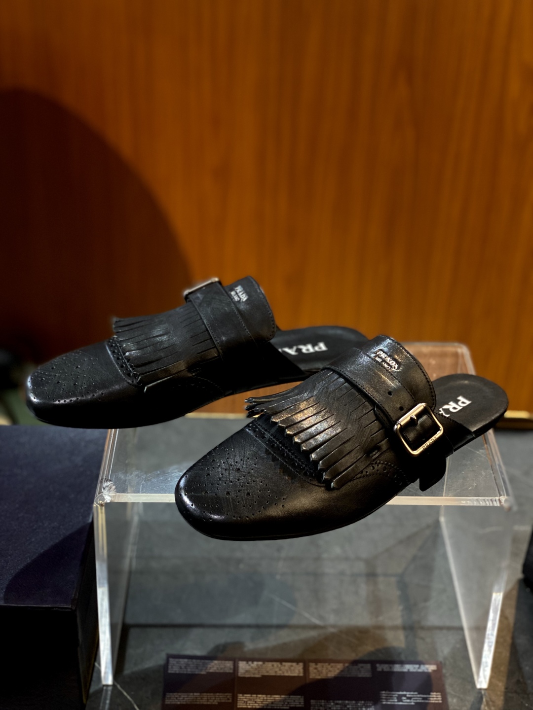 Mocassins Prada en Cuir Noir avec Détails à Franges et Boucle Argentée