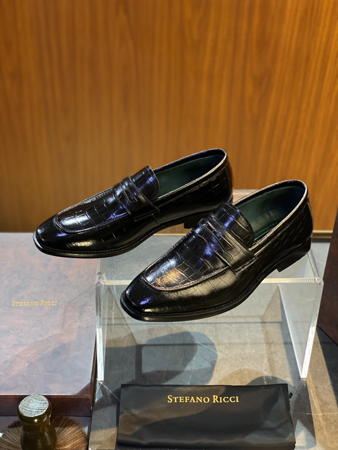 NO:353213,Stefanoricci Stephen Loafers/Derby Shoes size; 39~44 (45.46 customized) (The delicate try-on of genuine leather soles requires a prelude) SR strives to present handmade shiny crocodile leather loafers, cleverly blending unique brand charm and vivid shapes, demonstrating SR's unremitting pursuit of injecting fun in every piece of fine products. This shoe adheres to the classic style and integrates fashionable silhouette design, giving the wearer an extraordinary and elegant temperament and showing extraordinary taste h, loafers, crocodile skin19860909Stefanoricci史蒂芬 乐福鞋/德比鞋 size；39~44 (45.46定制)（真皮鞋底娇贵试穿需铺垫） SR倾力呈现手工亮面鳄鱼皮革乐福鞋,巧妙融合独特品牌魅力与生动造型,彰显SR对于每件精品注入趣味性的不懈追求.此款鞋履秉承经典风格,融合时尚廓形设计,为穿着者赋予超凡脱俗的高雅气质,彰显非凡品味h,,loafers,crocodile skin,Men's shoes