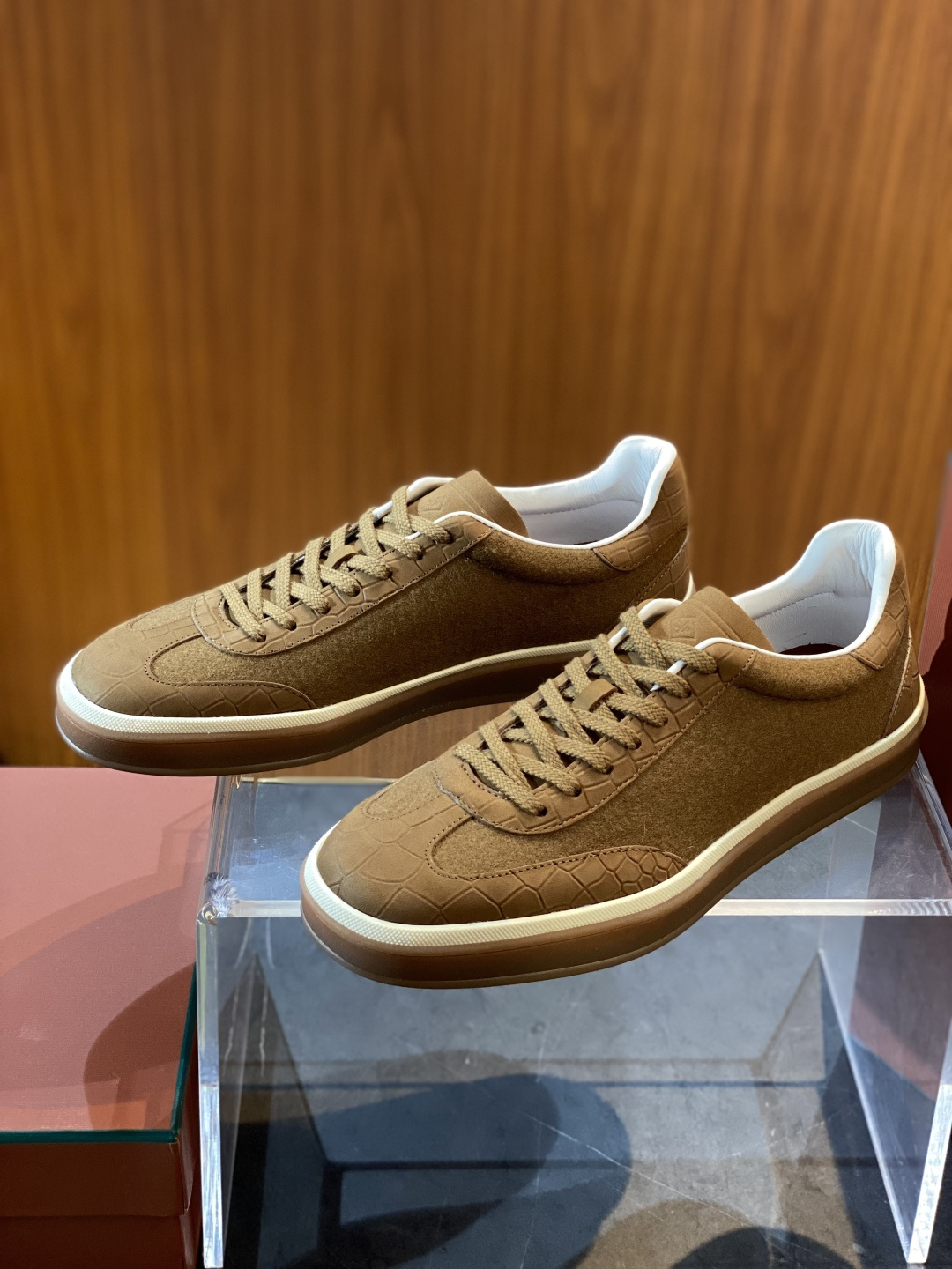 NO:353979,(LP) Tennis Walk Men's German Training Sports Shoes size39~44 (customized by 38.45) This tennis shoe uses high-quality materials to create a low-top silhouette, designed for year-round wear. The caramel cup-shaped outsole presents a unique double-layer sole shape, embellished with off-white rubber trim to create a charming contrasting effect. The exquisite and unique details bring a sporty and fashionable temperament.,,loro piano,sneakers19860909（LP）Tennis Walk 男士德训运动鞋 size39~44 (38.45定制) 这款网球鞋采用优质材料打造低帮廓形,专为全年穿着而设计.焦糖色杯型外底呈现别具一格的双层鞋底造型,点缀米白色橡胶饰边,营造迷人的撞色效果.精美别致细节带来运动时尚气质.,,loro piana,sneakers,Men's shoes