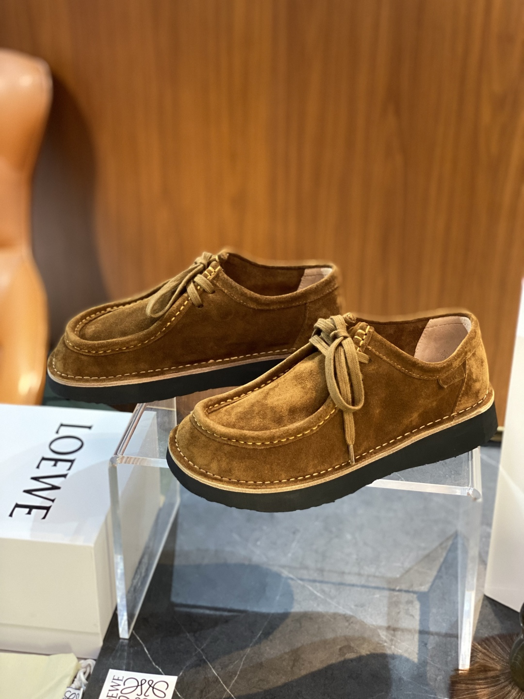 NO:664358,LOEWE Faro lace-up shoes, loafers size; 35~45, they have a tailored upper body and are very beautiful, very versatile style, suede lace-up shoes, moccasin toe structure, suede piping outlines the thick toe shape, flat cotton laces and lightweight rubber sole. Unlined Anagram embossed rubber sole decorated with LOEWE embossed label on the side, loewe, loewe, loafers19860909LOEWE罗意威Faro 系带鞋,乐福鞋 size；35~45 有版型上身也很好看,很百搭的款式, 绒面革系带鞋,莫卡辛鞋头结构,绒面革滚边勾勒厚实鞋头造型,扁平棉质鞋带和轻质橡胶鞋底. 无衬里 Anagram 压纹橡胶鞋底 侧面饰有 LOEWE 压纹标签,,loewe,loewe,loafers,Men's shoes
