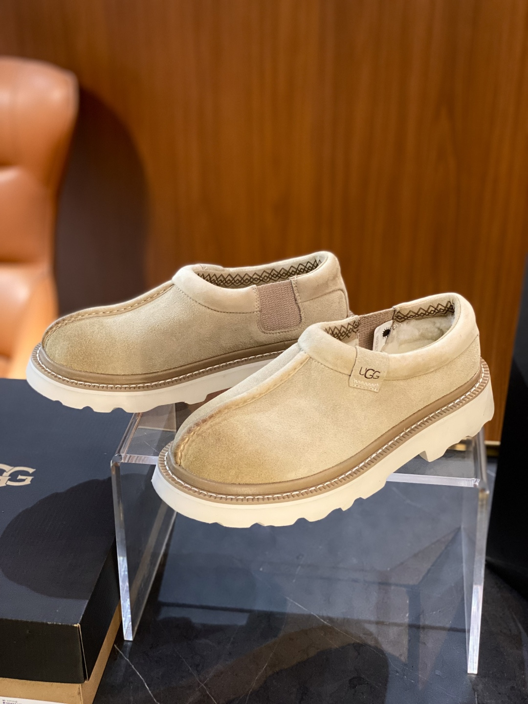 NO:639632,UGG | 25 new autumn and winter men's products are online. They are the colors of autumn and winter. Feel the atmosphere of autumn and winter. Feel the atmosphere of autumn and winter. Winter fashion is more than Maillard. This autumn and winter, let's create our own uniqueness. In the collision of classics and personality, find your unique style of relaxation and style. This style is very UGG!  ,19860909UGG| 25秋冬男士新品上线 是秋冬的颜色 感受这个秋天的氛围感 感受秋冬的氛围感,冬日时髦不止美拉德 这个秋冬一起去创造自己的独特 在经典与个性的碰撞里 找到你独具一格的松弛有型. 这风格,很UGG！,,Men's shoes