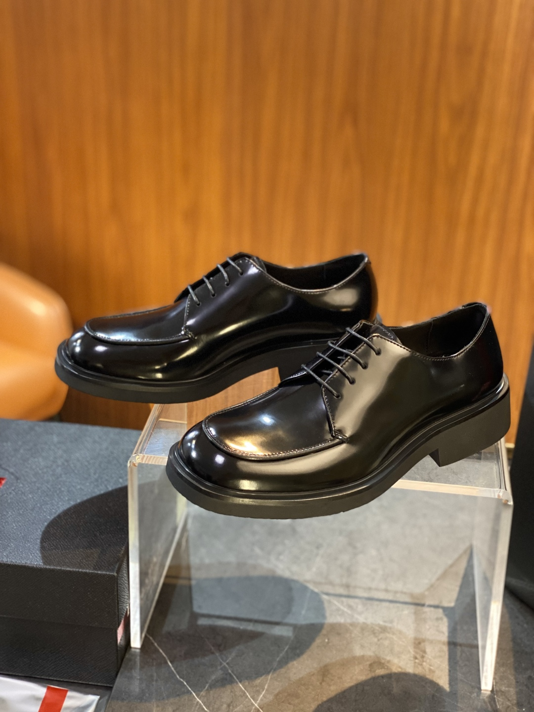 NO:664370,PRADA Derby shoes/loafers size; 39~45 are made of open-edge beaded cowhide. The timeless classic shape complements the casual rubber platform sole. By cleverly blending elegant and casual design elements, it creates a mixed style shape, decorated with an enameled triangle metal logo. Very comfortable, light and easy to walk!  Increases height, but not bulky. In fact, I prefer to wear it with jeans, very handsome, prada, prada, loafers, jeans, cowhide19860909PRADA 普拉达 德比鞋/乐福鞋 size；39~45 选用开边珠牛皮打造,经久不衰的经典造型与休闲的橡胶防水台鞋底相得益彰.通过巧妙融合优雅和休闲的设计元素,打造混搭风格造型,饰以涂珐琅三角形金属徽标. 非常舒适,轻,好走！增高,但不笨重 曰其实我更喜欢用它搭牛仔裤,很帅气,,prada,prada,loafers,jeans,cowhide,Men's shoes