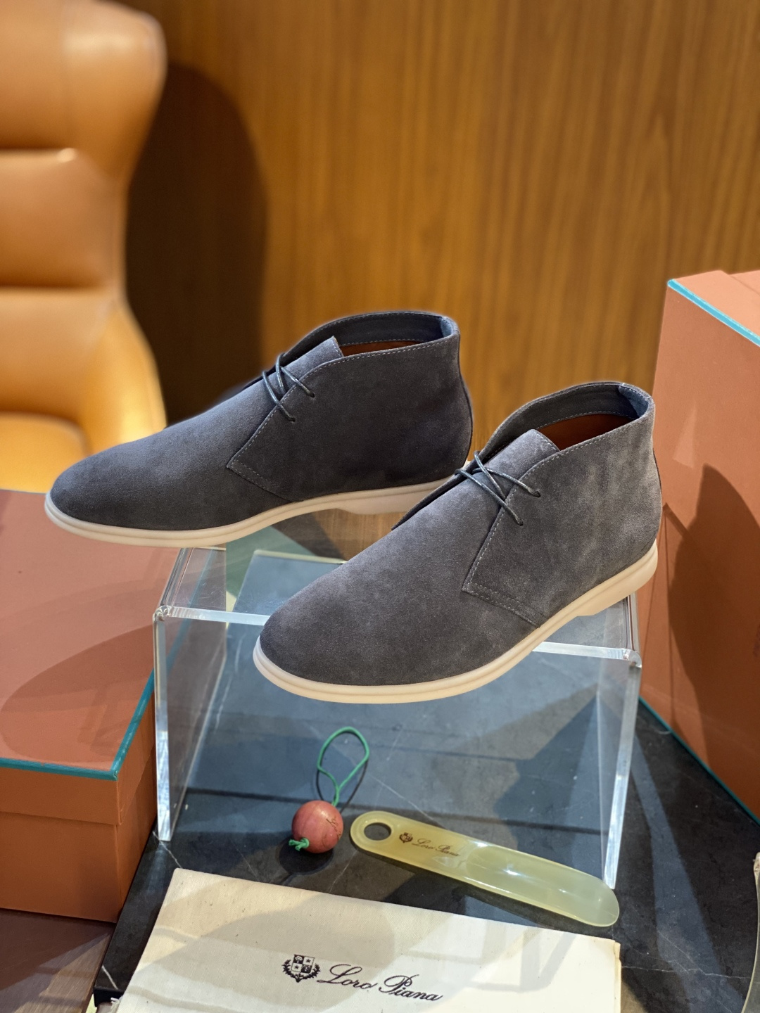 NO:690250,Loro Piana men's boots for autumn and winter size; 39~46 The flexibility of first-layer cowhide returns to nature and feels the freedom and elegance in the city. An equestrian elegance aesthetic that returns to the original intention, Loro Piana is once again inspired by equestrianism this season, perfectly integrating freedom, elegance and functionality.,,loro piana,boots,cowhide19860909Loro Piana 共赴秋冬男士靴 size；39~46 头层牛皮的柔韧 回归自然,感受城市里的自由与优雅. 一场向初心回归的马术优雅美学,Loro Piana 这一季再度以马术为灵感,将自由、优雅与功能完美融合.,,loro piana,boots,cowhide,Men's shoes