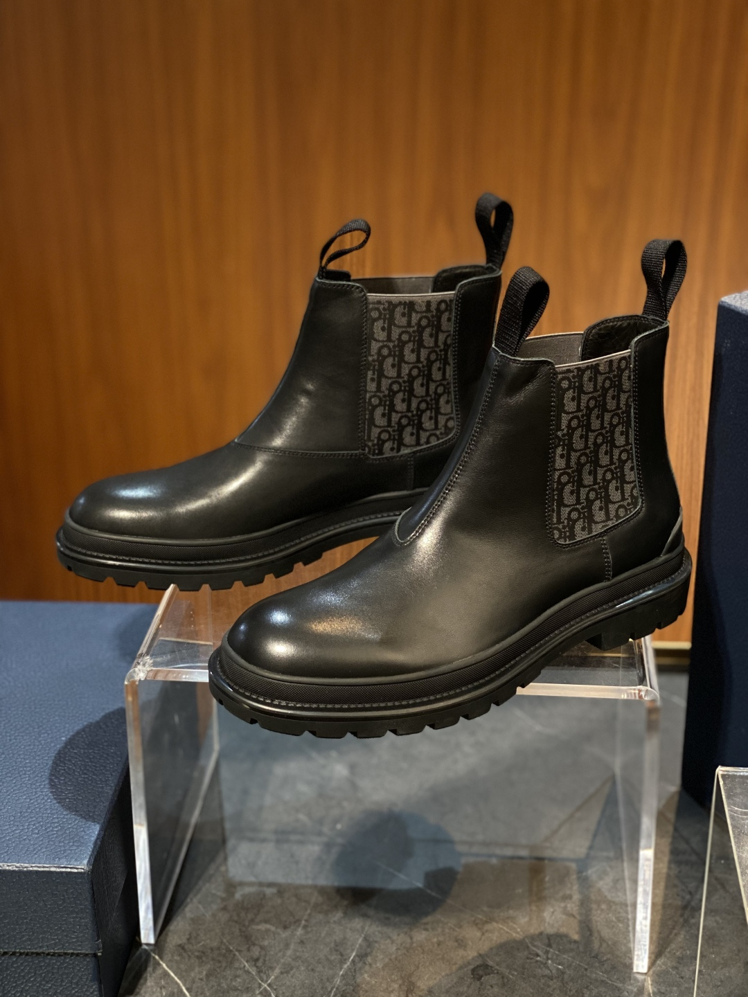 NO:664388,Dior Combat Chelsea booties size; 39~45 present a mixed style that combines fashion design with sporty elements. Carefully crafted from black polished cow leather and other materials, the sides are decorated with tone-on-tone Oblique printed elastic bands. The architectural lines are exquisite and elegant, and they are paired with lightweight soles that combine multiple elements to enhance the charm of high-end styles. The Dior logo on the sides enhances the style and can add a fashionable touch to various looks this season.,, dior, boots, cowhide19860909Dior Combat 切尔西短靴 size；39~45 呈现时尚设计与运动元素相结合的混搭风格.采用黑色抛光牛皮革等材质精心制作,侧面饰以同色调 Oblique 印花弹力饰带.建筑线条精美高雅,搭配融合多种元素的轻盈鞋底,提升高订风格魅力.侧面饰以 Dior 标志提升格调,可为本季各式造型增添时髦气息.,,dior,boots,cowhide,Men's shoes