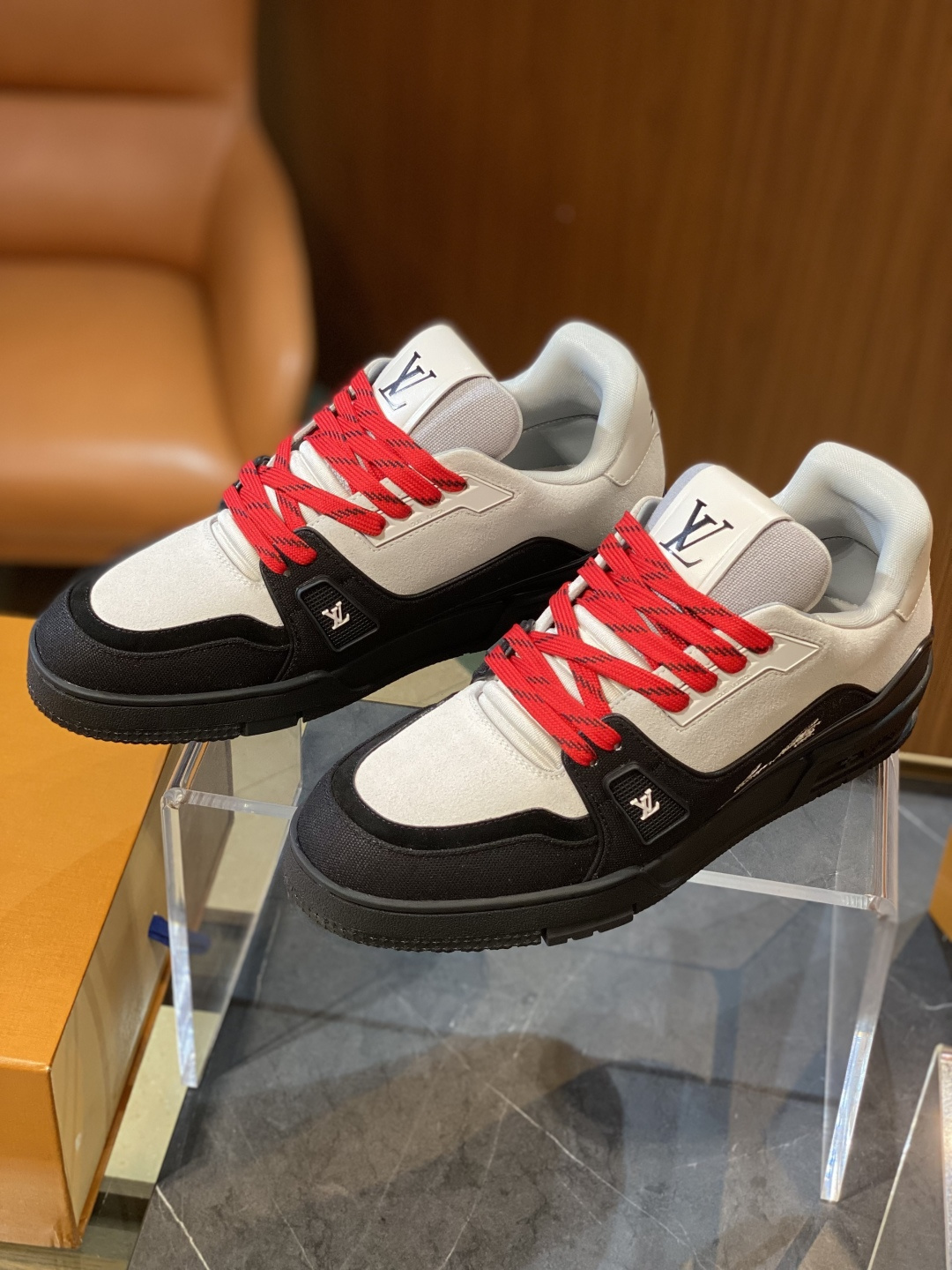 NO:778140,L's TRAINER men's sports shoes size; 39~45 sports shoes use cowhide suede and eye-catching two-tone tones to interpret the new season fashion. Colorful mountaineering-style laces and technical rubber outsole show the outdoor spirit, the latter has been improved to enhance grip.,, louis vuitton, sneakers, cowhide19860909L家 TRAINER 男士运动鞋 size；39~45 运动鞋以牛皮绒面革与瞩目双色色调演绎新季风尚.缤纷登山风格鞋带与科技橡胶外底张扬户外精神,后者经改良强化抓地力.,,louis vuitton,sneakers,cowhide,Men's shoes