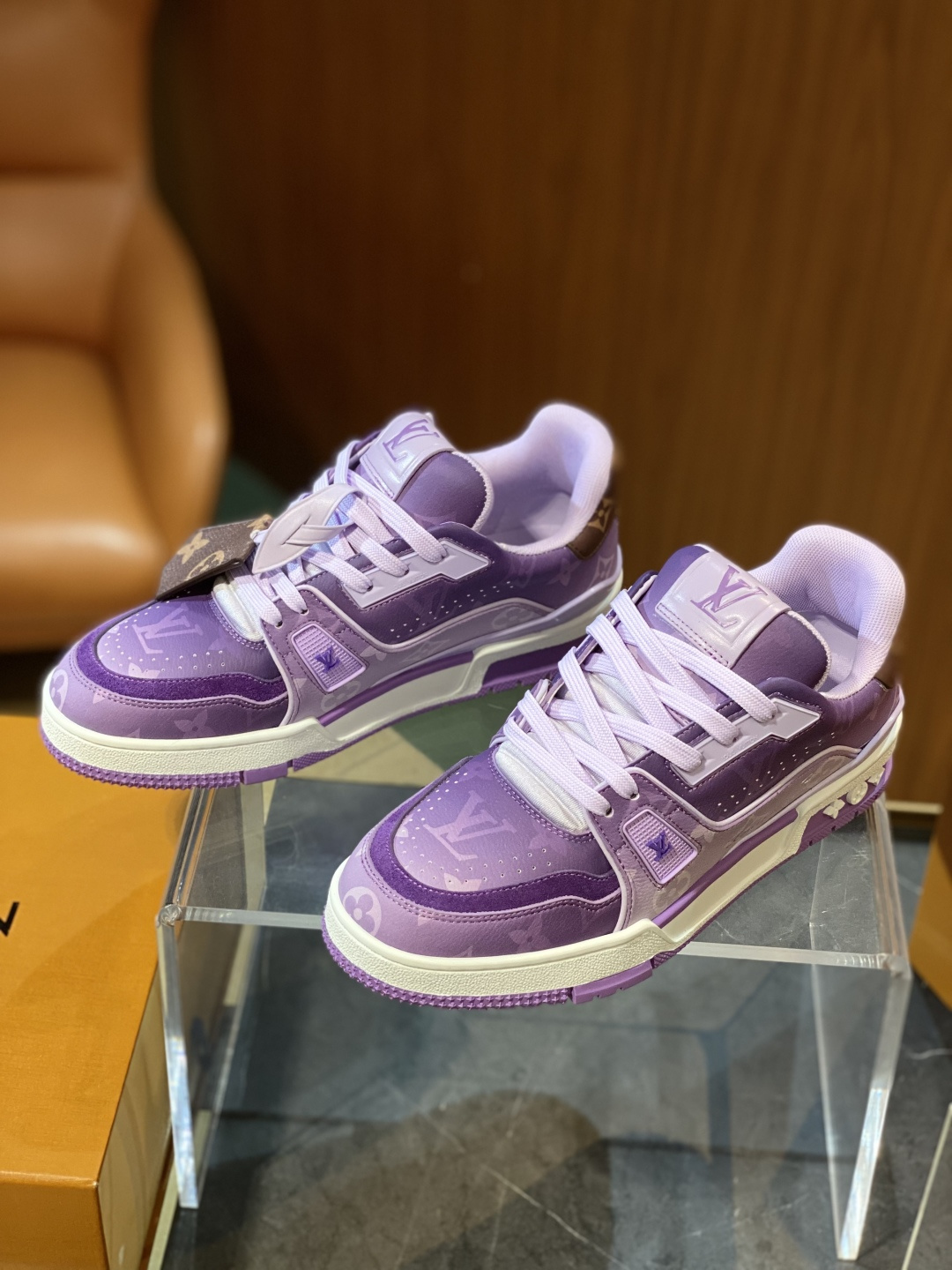 NO:778147,L's TRAINER men's sports shoes size; 39~45 sports shoes use cowhide suede and eye-catching two-tone tones to interpret the new season fashion. Colorful mountaineering-style laces and technical rubber outsole show the outdoor spirit, the latter has been improved to enhance grip.,, louis vuitton, sneakers, cowhide19860909L家 TRAINER 男士运动鞋 size；39~45 运动鞋以牛皮绒面革与瞩目双色色调演绎新季风尚.缤纷登山风格鞋带与科技橡胶外底张扬户外精神,后者经改良强化抓地力.,,louis vuitton,sneakers,cowhide,Men's shoes