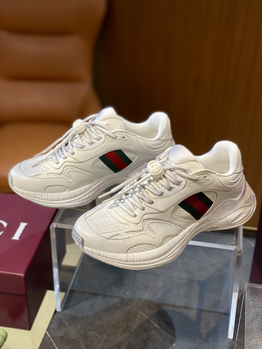 NO:778128,Gucci 2.0 series men's sneakers size; 39~46. The new style is made of washed effect leather to create an urban style. It uses EVA thick soles and a flexible silhouette to bring a stable and comfortable wearing experience. White washed effect leather, leather lining, webbing, GG pattern EVA and TPU stable sole structure. A pair of shoelaces is also included. Short shoelaces have been tied to the shoe body and are equipped with adjustable buckles; a pair of long shoelaces are also included, so you can create various styles according to your preference.  Lace-up fastening, with interlocking double G laces, flat bottom, height 5 cm, gucci, sneakers19860909Gucci 2.0系列男士运动鞋 size；39~46 全新款式甄选水洗效果皮革打造,营造都市风尚,采用EVA厚鞋底,搭配灵动廓形,带来稳步舒适穿着体验. 白色水洗效果皮革 皮革衬里 织带 饰GG图案EVA和TPU稳定鞋底结构 另附一副鞋带.短鞋带已系于鞋身,配有可调节扣件；另附一副长鞋带,可依喜好打造多样造型. 系带固定,配有互扣式双G鞋带 平底 高度5厘米,,gucci,sneakers,Men's shoes