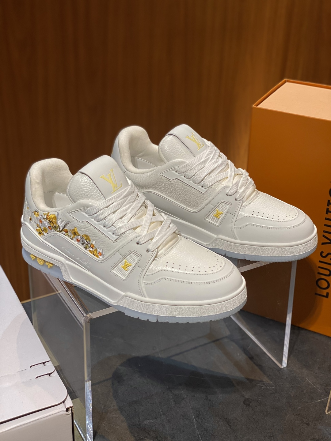 NO:831484,L's Trainer sneakers 39~44 are made of soft grained cow leather, with exquisite embroidery to present the floral pattern of the 2026 spring series, while continuing the style design of basketball shoes. The Monogram flower on the outsole blooms in refreshing colors, and the handwritten Louis Vuitton logo is embroidered on the side of the shoe.,,louis vuitton,louis vuitton,sneakers,cowhide19860909L家Trainer运动鞋 39~44 选用柔软粒面牛皮革,以精致刺绣呈现 2026 春季系列的花卉图案,同时延续篮球鞋的风格设计.外底的Monogram 花卉绽放清爽色彩,手写体路易威登标识刺绣于鞋侧.,,louis vuitton,louis vuitton,sneakers,cowhide,Men's shoes