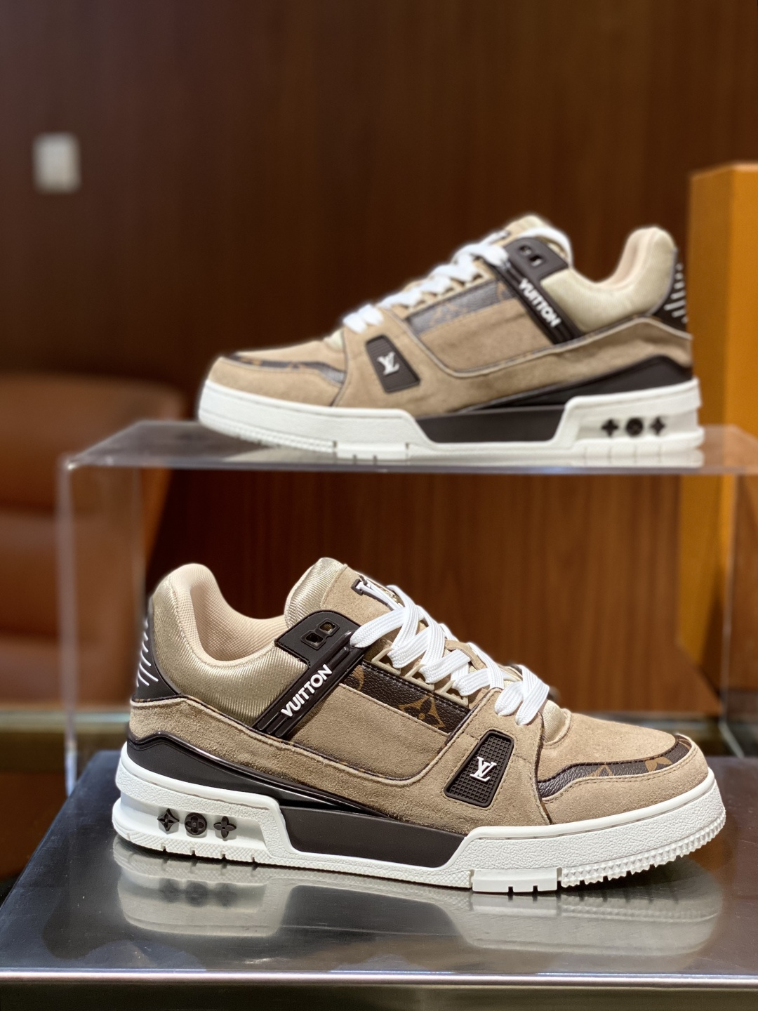 NO:831470,L's Trainer men's sneakers; 39~45. This Trainer sneaker is spliced ​​with suede calfskin and classic Monogram canvas trim, cleverly echoing the design of the leather goods series. The exquisite upper and rubber logo establish a distinct identity and express the inspiration of retro basketball shoes. The technical rubber outsole blooms with Monogram flowers.,, louis vuitton, sneakers, cowhide19860909L家Trainer男士运动鞋 ；39~45 本款 Trainer 运动鞋拼接绒面牛皮革与经典 Monogram帆布饰边,巧妙呼应皮具系列设计.工致鞋面和橡胶标识树立鲜明辨识度,同时道出复古篮球鞋的灵感启发.科技橡胶外底绽放 Monogram 花卉.,,louis vuitton,sneakers,cowhide,Men's shoes