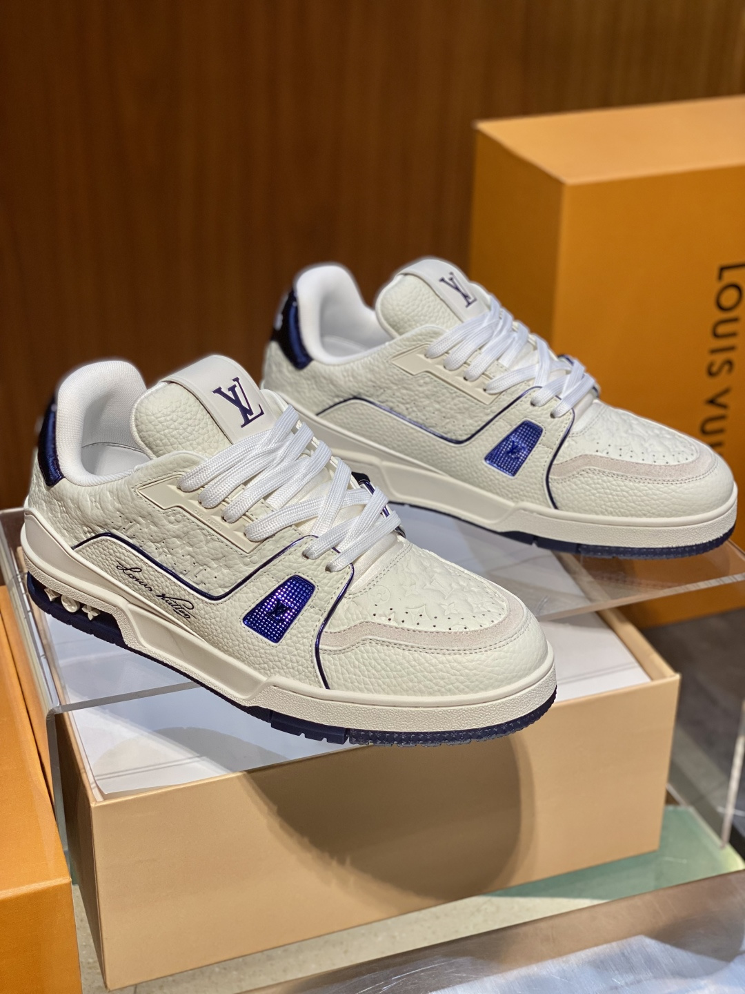 NO:885729,L's new Trainer sneakers 39～44 are made of grained cow leather with Mini Monogram pattern embossed, and the upper is embellished with metallic details, echoing the handwritten Louis Vuitton logo on the side. The #54 logo on the rear traces back to the year 1854 when the brand was founded.,,louis vuitton,louis vuitton,sneakers,cowhide19860909L家 新品Trainer 运动鞋 39～44 以粒面牛皮革压印 Mini Monogram 图案,再为鞋面点缀金属质感细节,与侧面的手写体路易威登标识遥相呼应.后部#54 标识回溯品牌创始的 1854年.,,louis vuitton,louis vuitton,sneakers,cowhide,Men's shoes