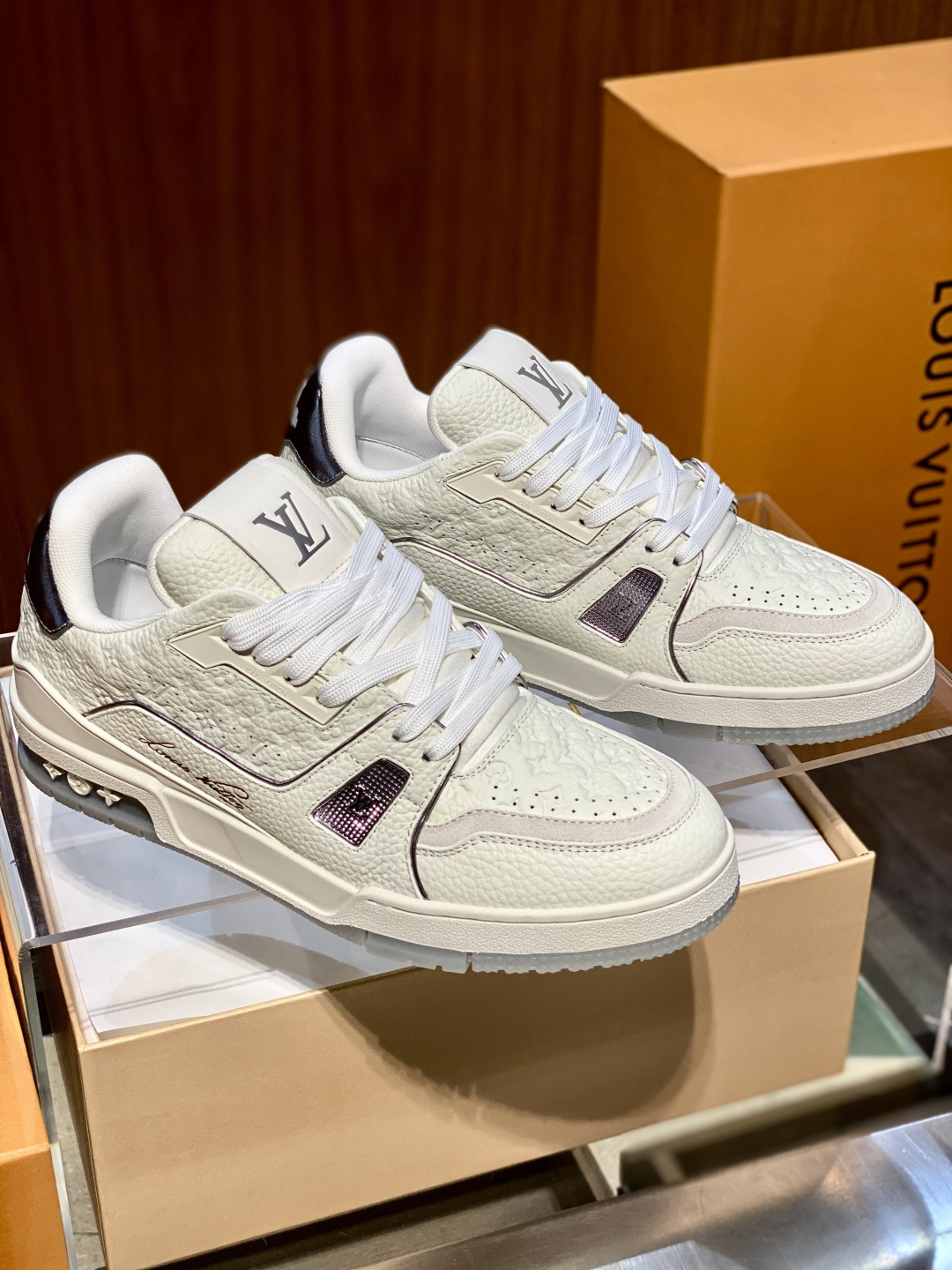 NO:885735,L's new Trainer sneakers 39～440 are embossed with grained cow leather with a Mini Monogram pattern, and are embellished with metallic details on the upper, echoing the handwritten Louis Vuitton logo on the side. The #54 logo on the rear traces back to the founding of the brand in 1854.,,louis vuitton,louis vuitton,sneakers,cowhide19860909L家 新品Trainer 运动鞋 39～440 以粒面牛皮革压印 Mini Monogram 图案,再为鞋面点缀金属质感细节,与侧面的手写体路易威登标识遥相呼应.后部#54 标识回溯品牌创始的 1854年.,,louis vuitton,louis vuitton,sneakers,cowhide,Men's shoes