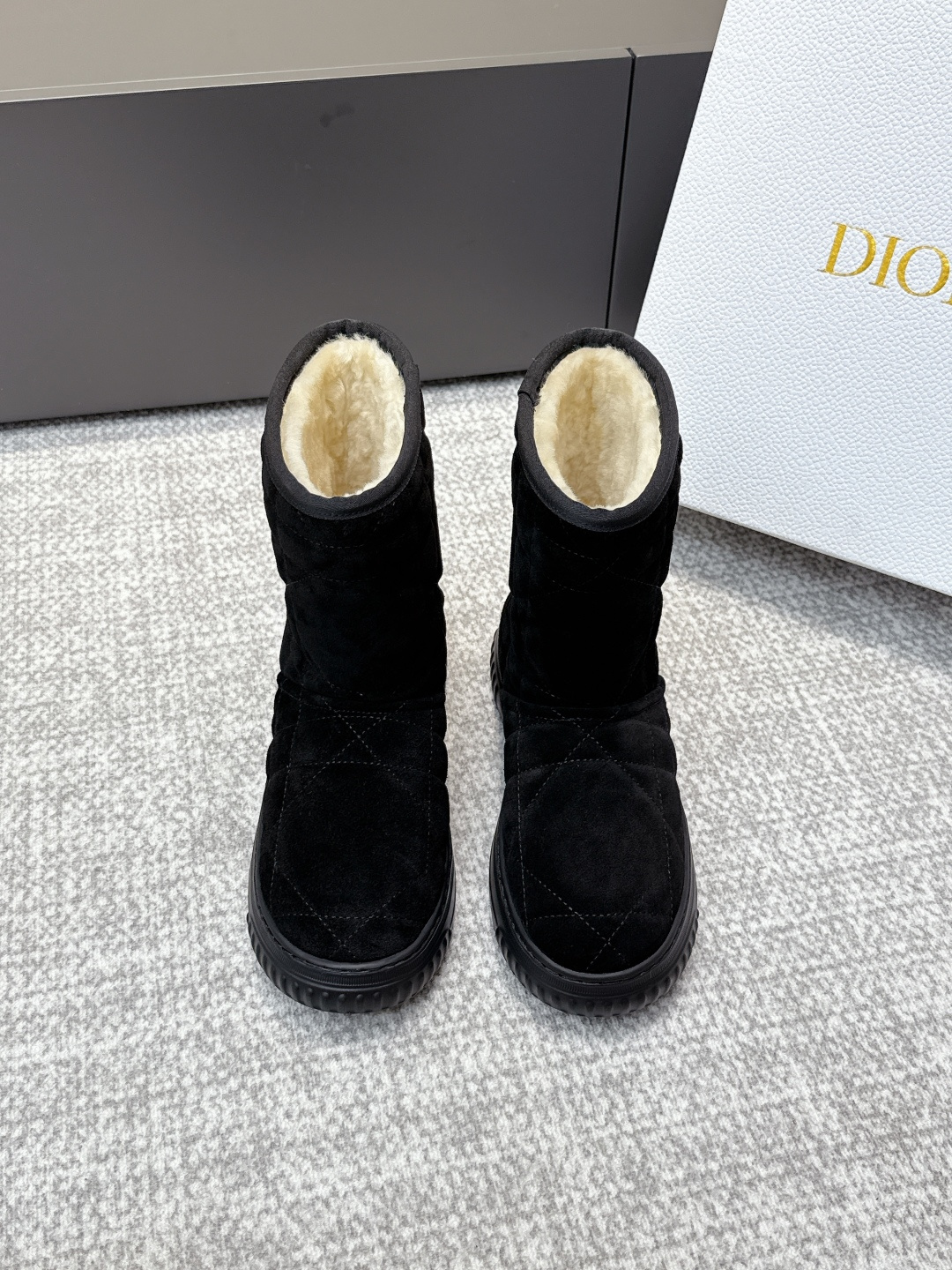 NO:495537,Purchasing grade DIOR latest 2025s autumn and winter snow boots semi-torched This Dior ankle boot is cleverly blended with the elements of the Dior Chez Moi series. It is made of Oblique printed velvet, Christian Dior” logo. Sheepskin fur is integrated with rope braided and Eva soles. It can be worn indoors or outdoors, and can be matched with other Dior Chez Moi items. Fabric: ox back velvet lining: Australian wool size 35-41 (40 41 custom made without return or replacement), snow boots, dior, boots, sheepskin19860909代购级 DIOR最新2025s秋冬雪地靴半拖 这款Dior 及踝靴巧妙融合 Dior Chez Moi 系列元素 采用 Oblique 印花天鹅绒制作,Christian Dior”标志 羊皮毛一体搭配绳编与Eva 鞋底,室内或室外均可穿着,可与其他 Dior Chez Moi 单品搭配. 面料: 牛反绒 里料: 澳洲羊毛  尺码35-41（40 41定做不退不换）,雪地靴,dior,boots,sheepskin,Women's Shoes